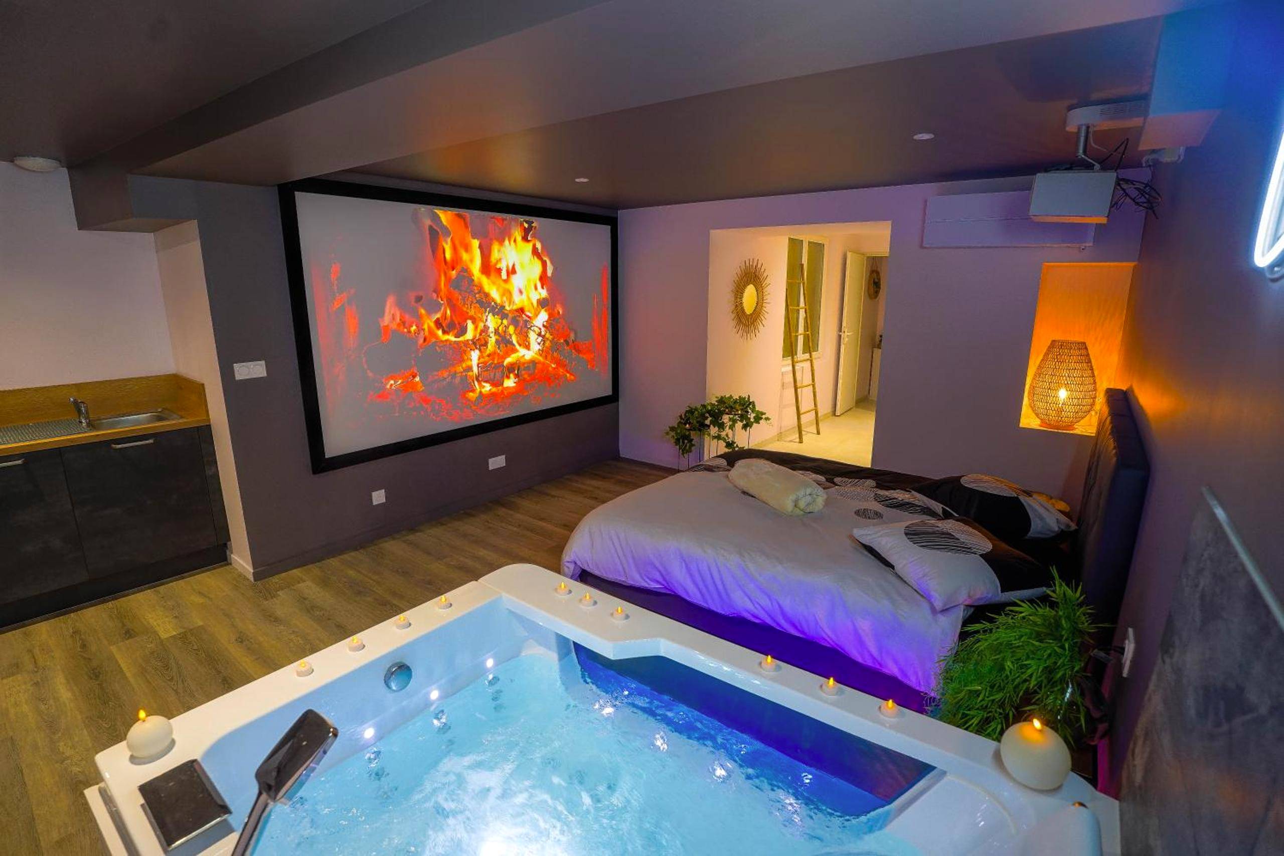 Jacuzzi et écran géant face au lit - Love Room Bourg - en - Bresse - Balnéo et Cinéma Le Saona