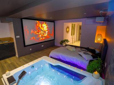 Jacuzzi et écran géant face au lit - Love Room Bourg - en - Bresse - Balnéo et Cinéma Le Saona