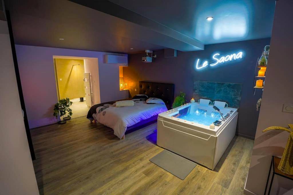 Suite avec baignoire balnéo et lit double - Balnéo et Cinéma Le Saona