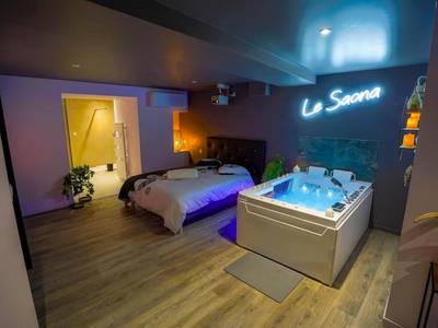 Suite avec baignoire balnéo et lit double - Balnéo et Cinéma Le Saona