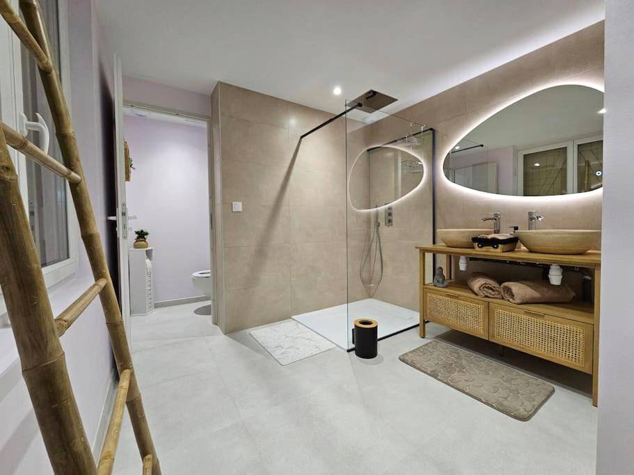 Salle de bain moderne avec douche à l'italienne - Balnéo et Cinéma Le Saona