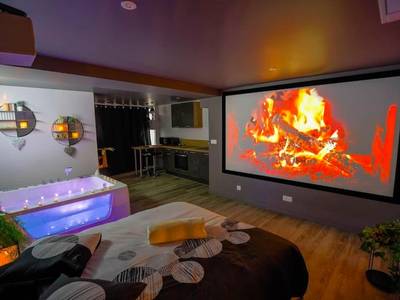 Espace nuit avec jacuzzi et feu de cheminée vidéo - Balnéo et Cinéma Le Saona