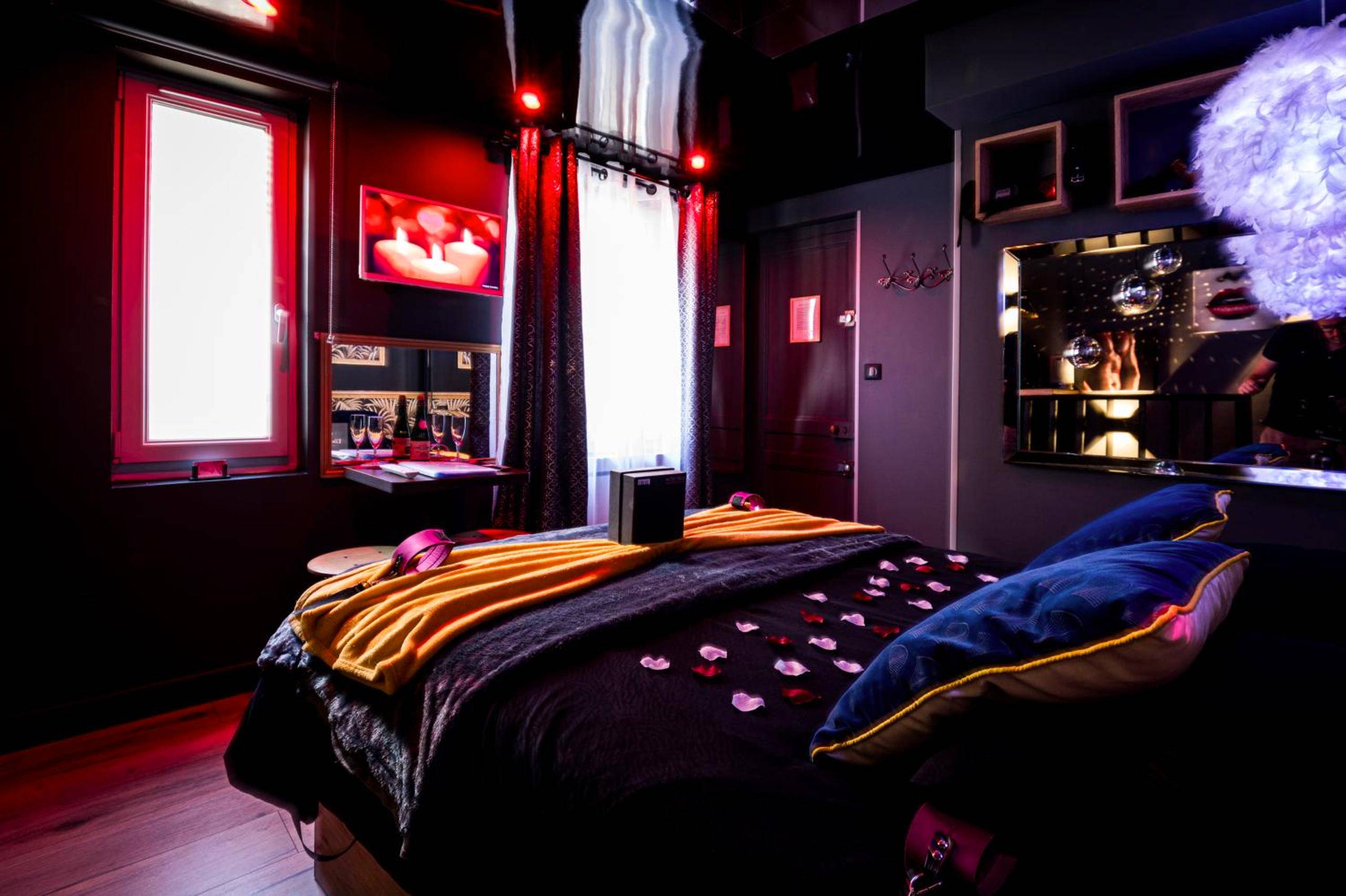 Vue du logement - Love Room Honfleur - Loveroom sauna, balnéo, parking privé dans le centre de Honfleur