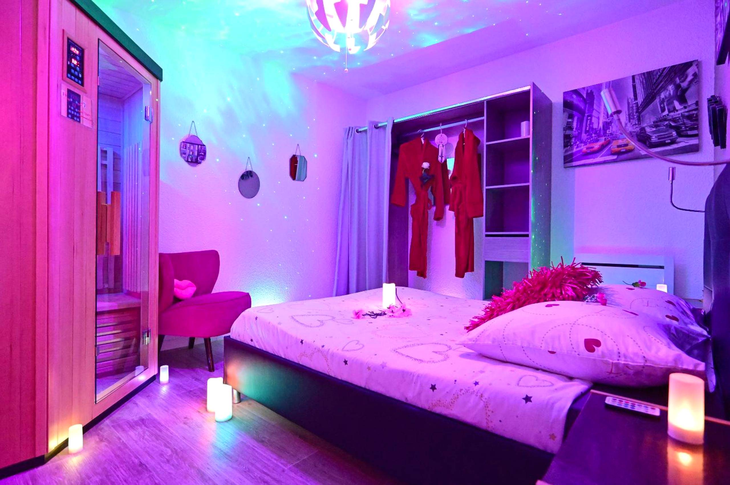 Chambre avec sauna privatif et ambiance néon - Luxe Sauna Privatif et Grand bain Jacuzzi à deux à Biscarosse Plage pour...