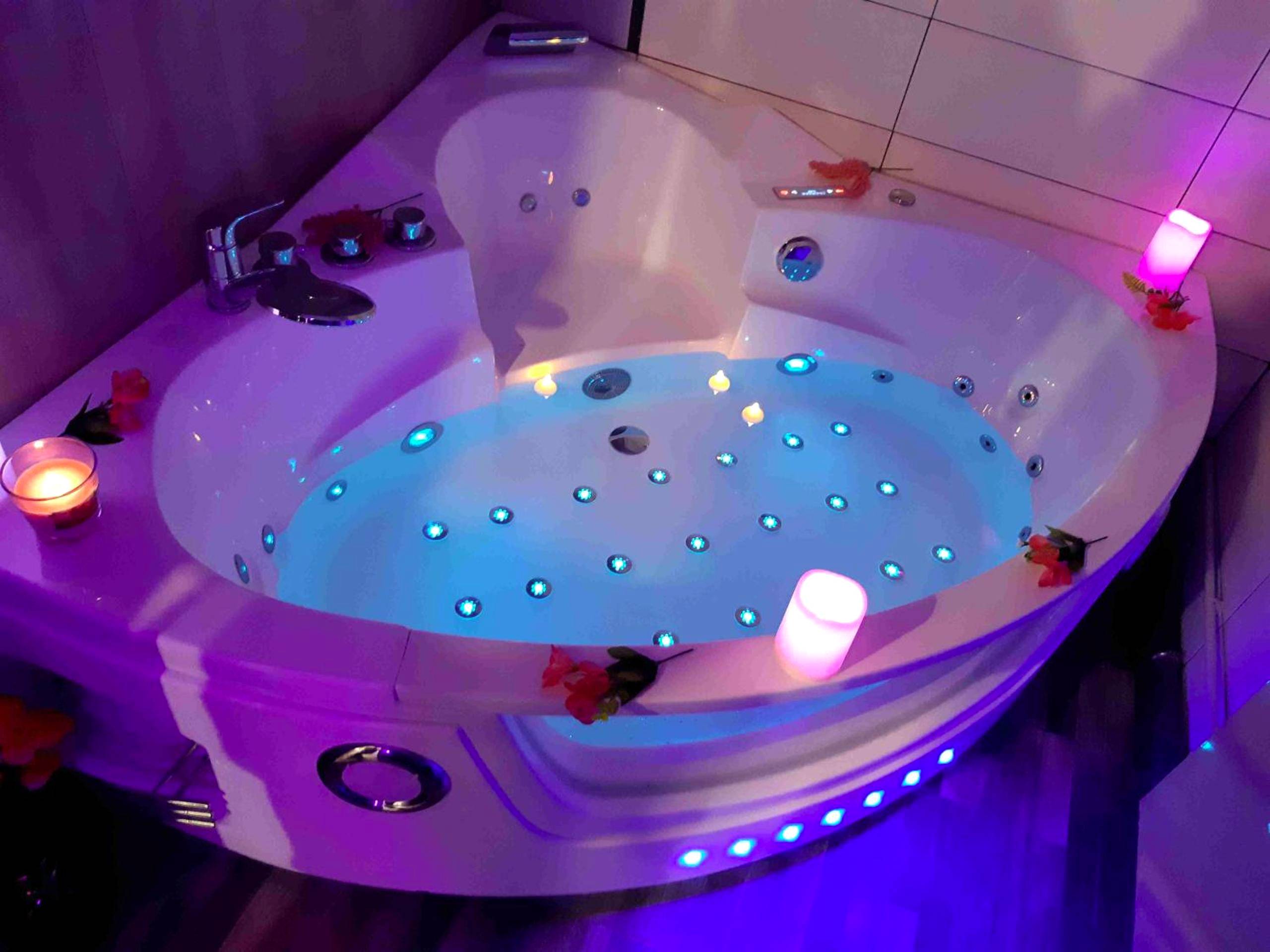 Photo - Luxe Sauna Privatif et Grand bain Jacuzzi à deux à Biscarosse Plage pour Nuit Romantique...