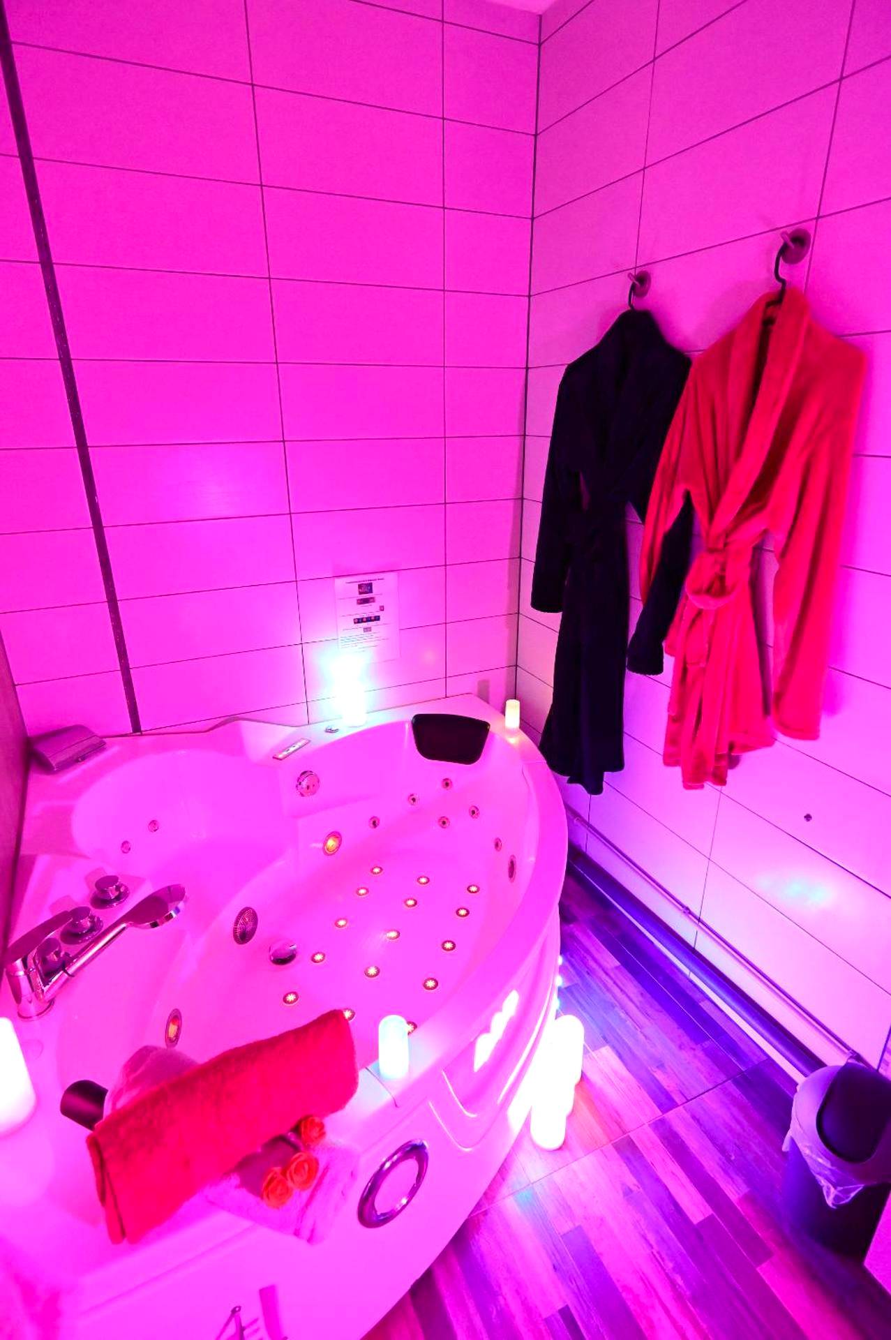 Photo - Luxe Sauna Privatif et Grand bain Jacuzzi à deux à Biscarosse Plage pour Nuit Romantique...