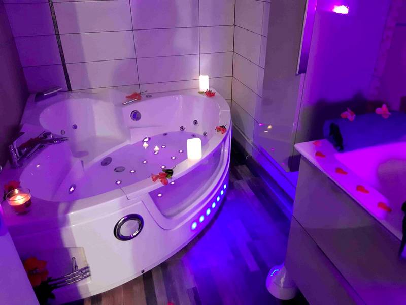 Photo - Luxe Sauna Privatif et Grand bain Jacuzzi à deux à Biscarosse Plage pour Nuit Romantique...