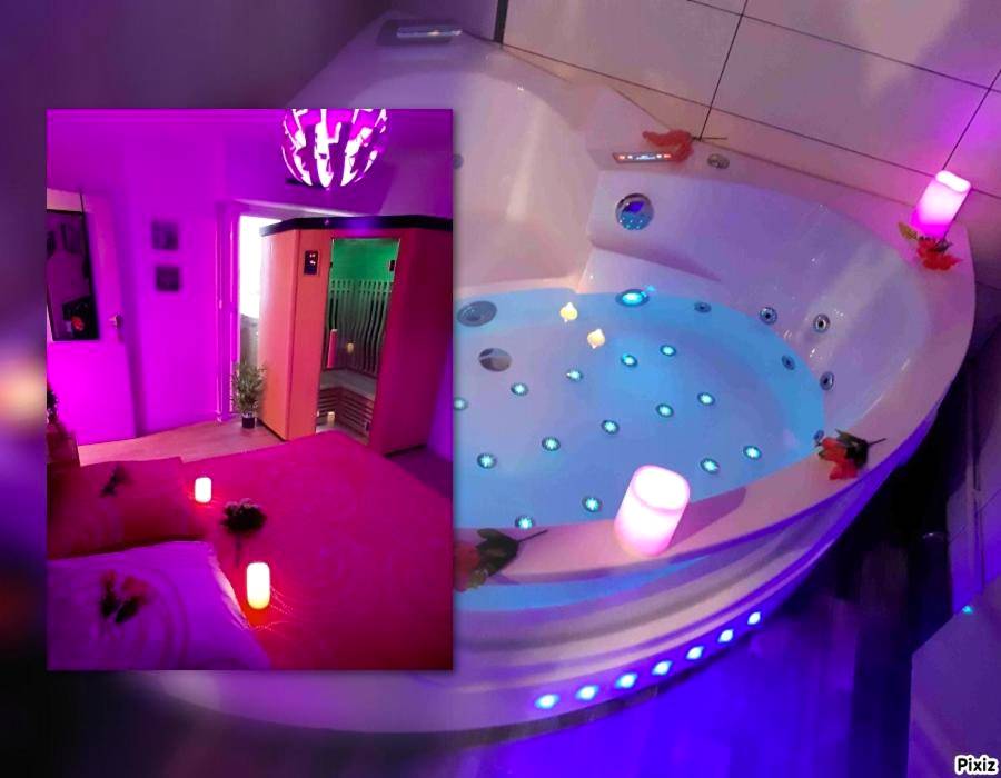 Jacuzzi d'angle avec éclairage LED bleu - Luxe Sauna Privatif et Grand bain Jacuzzi à deux à Biscarosse Plage pour Nuit...