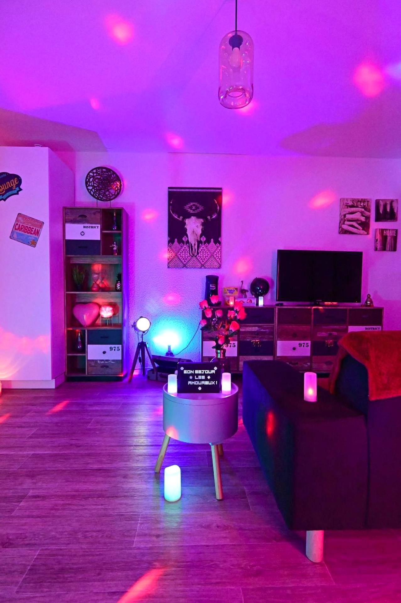 Espace séjour avec télévision et déco romantique - Luxe Sauna Privatif et Grand bain Jacuzzi à deux à Biscarosse Plage...