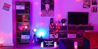 Espace séjour avec télévision et déco romantique - Luxe Sauna Privatif et Grand bain Jacuzzi à deux à Biscarosse Plage...