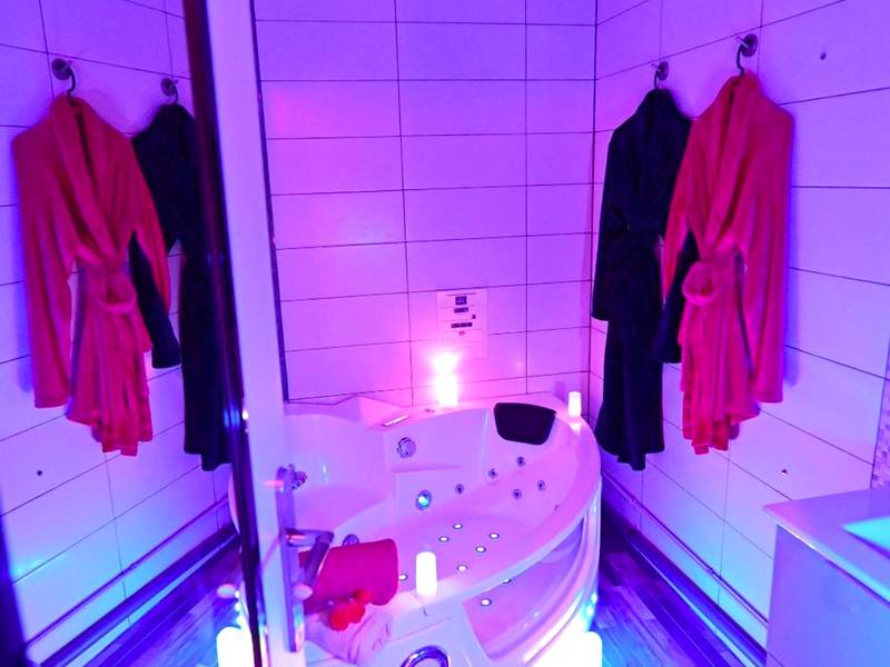 Photo - Luxe Sauna Privatif et Grand bain Jacuzzi à deux à Biscarosse Plage pour Nuit Romantique...