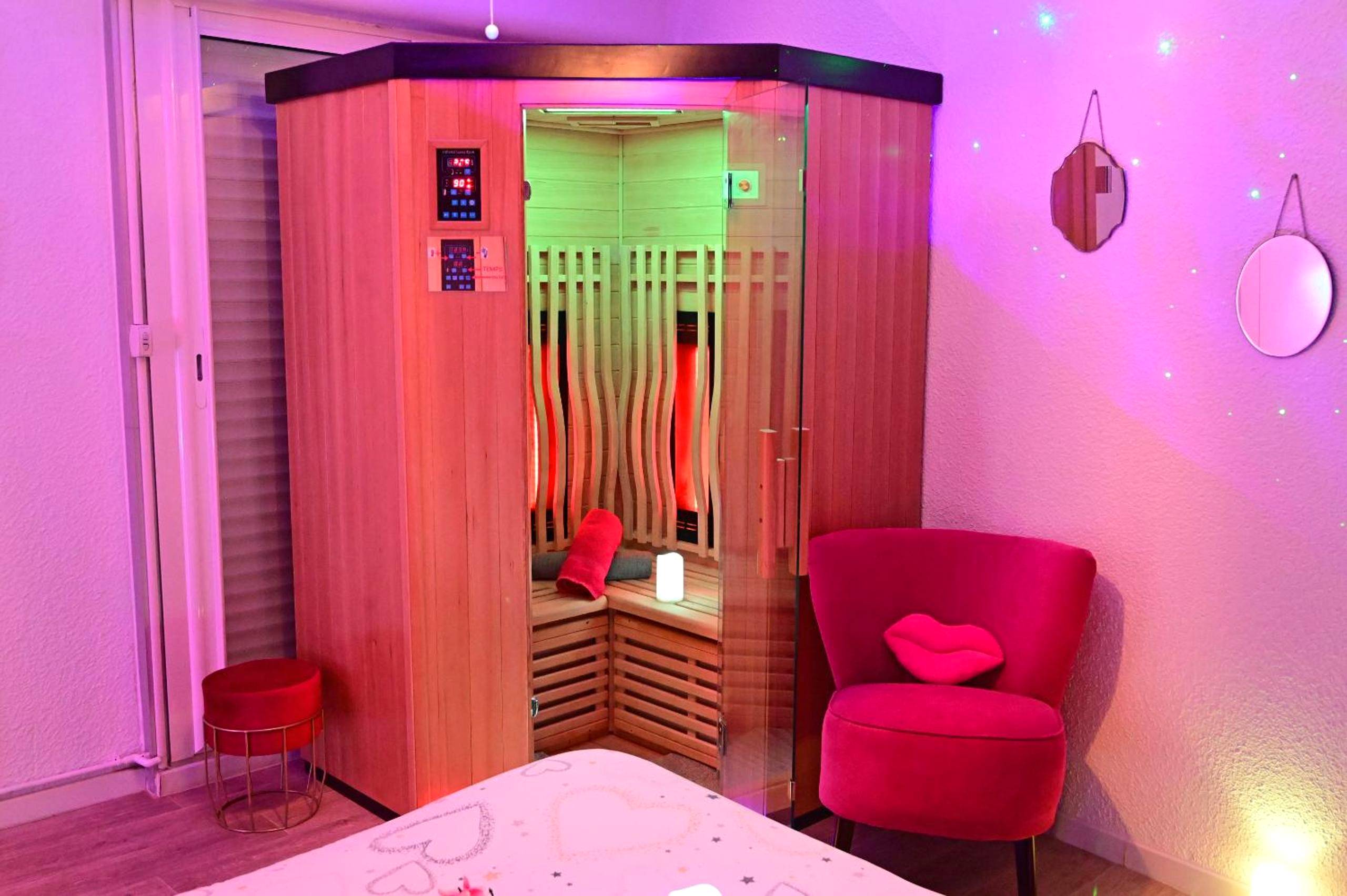 Photo - Luxe Sauna Privatif et Grand bain Jacuzzi à deux à Biscarosse Plage pour Nuit Romantique...