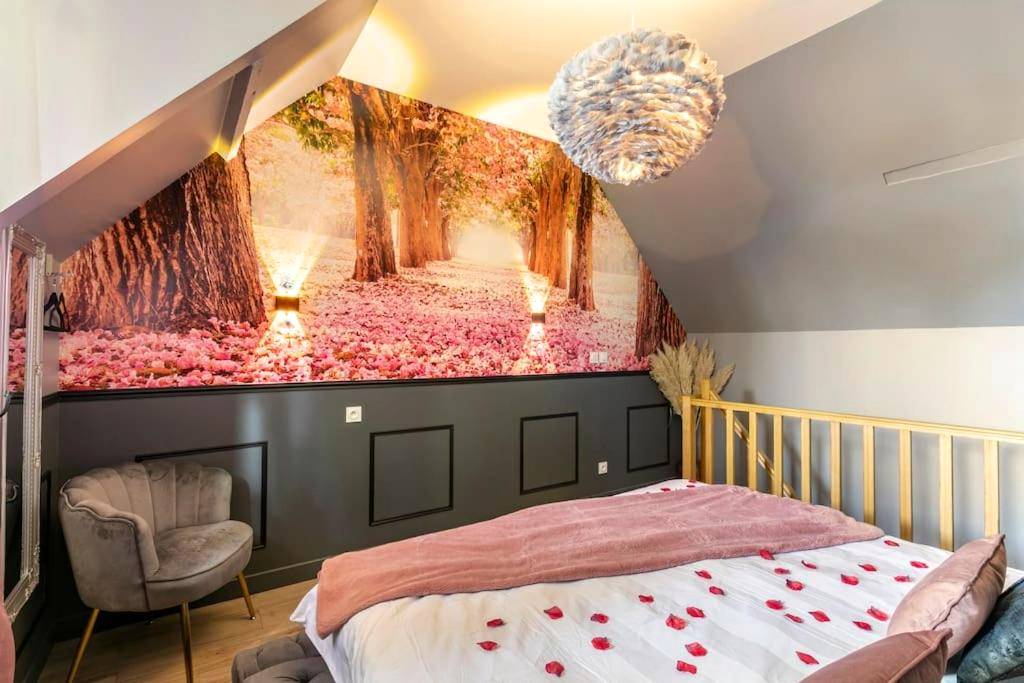 Lit double avec pétales de rose et mur floral - Sauna, jacuzzi, terrasse et parking