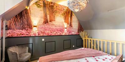 Lit double avec pétales de rose et mur floral - Sauna, jacuzzi, terrasse et parking