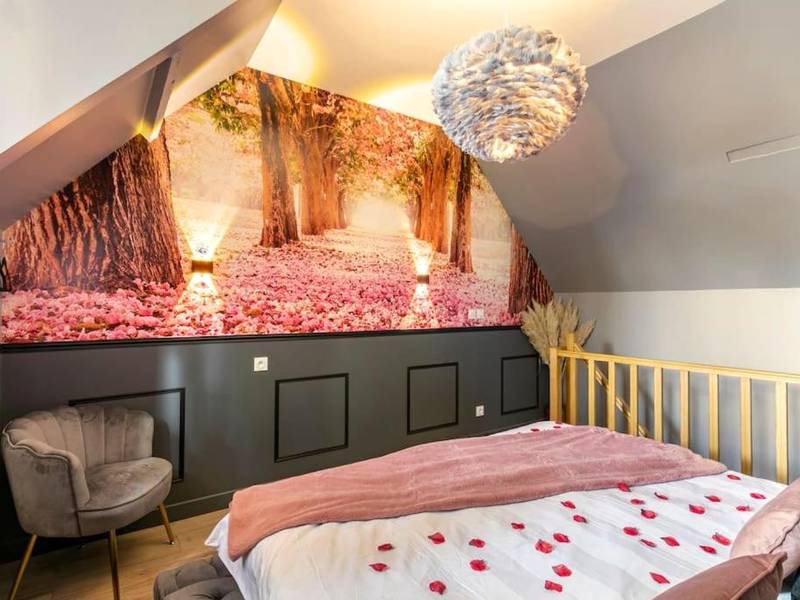 Lit double avec pétales de rose et mur floral - Sauna, jacuzzi, terrasse et parking