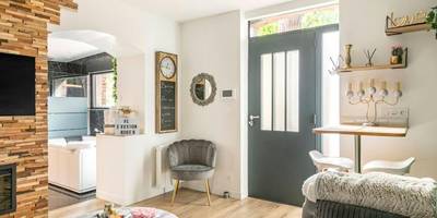 Salon lumineux avec fauteuil et coin repas - Sauna, jacuzzi, terrasse et parking