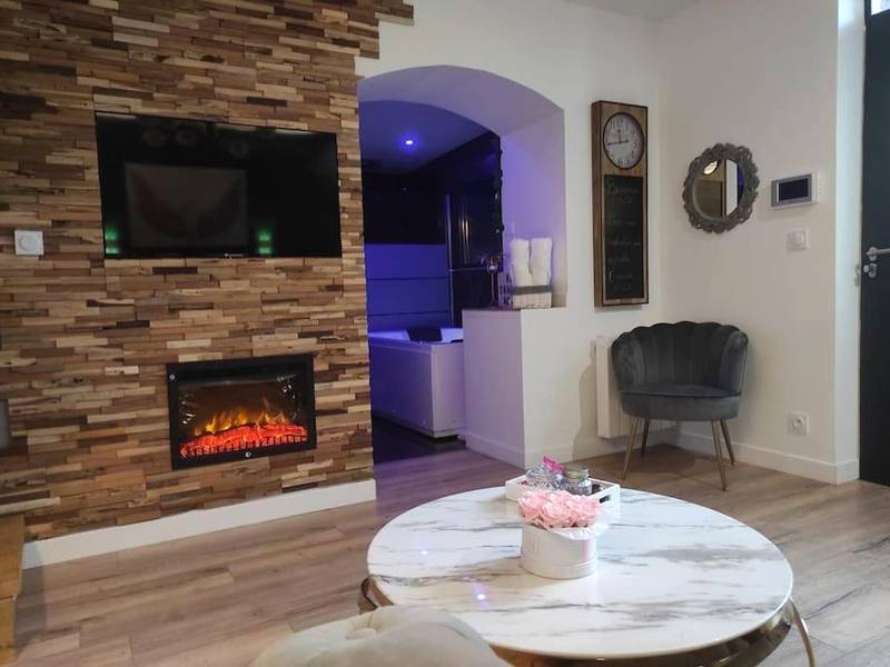 Cheminée moderne et table basse en marbre - Sauna, jacuzzi, terrasse et parking