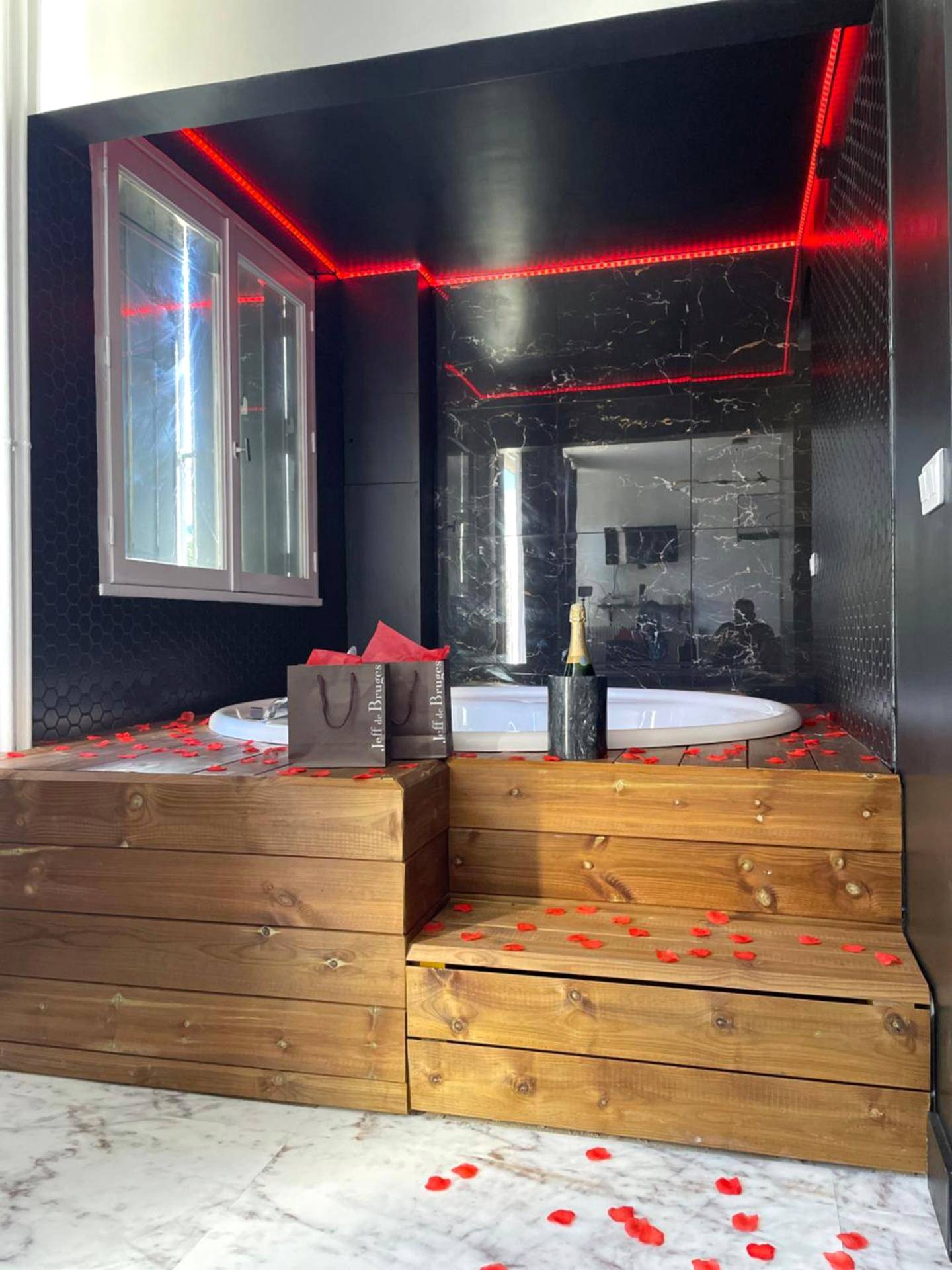 Espace bien - être avec néons rouges et pétales - Seasides Paris - Suite Monroe