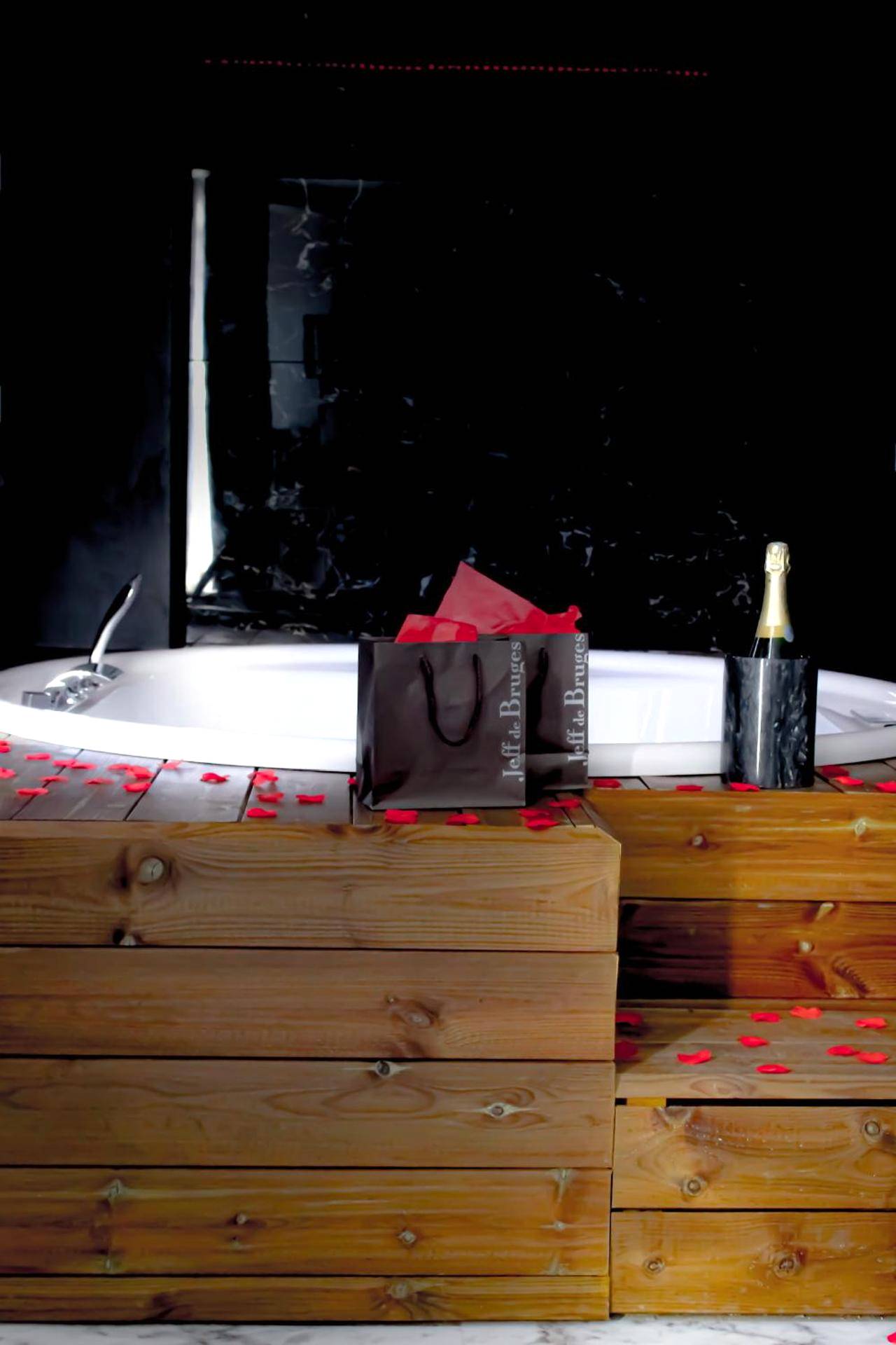 Jacuzzi surélevé avec cadeaux et champagne - Seasides Paris - Suite Monroe