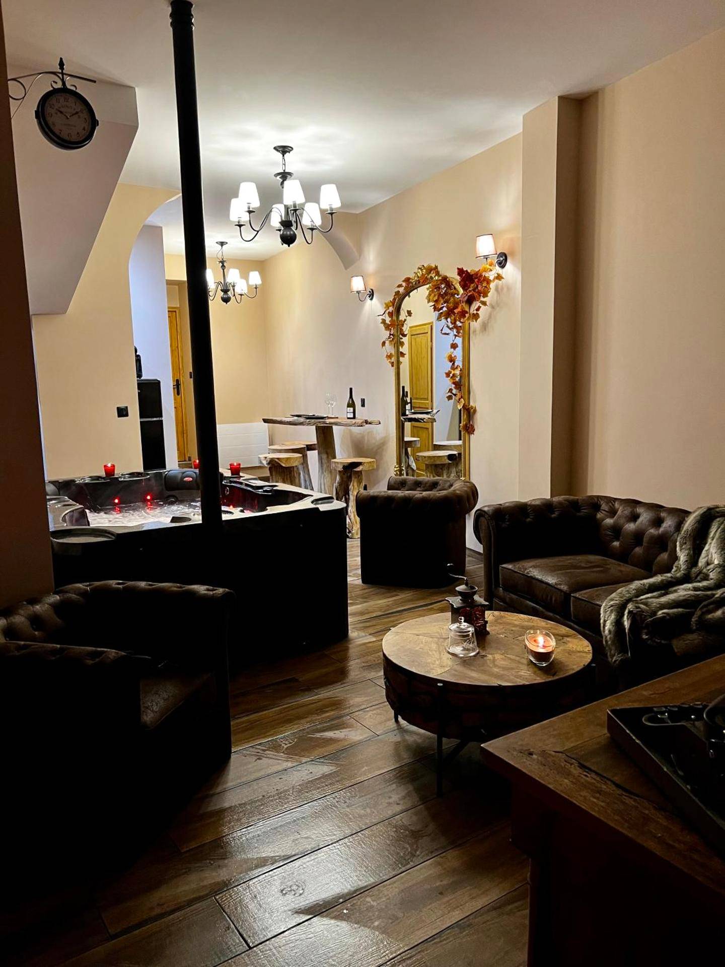 Salon chaleureux avec jacuzzi privatif - Love Room Rouen - Le secret d’Adam