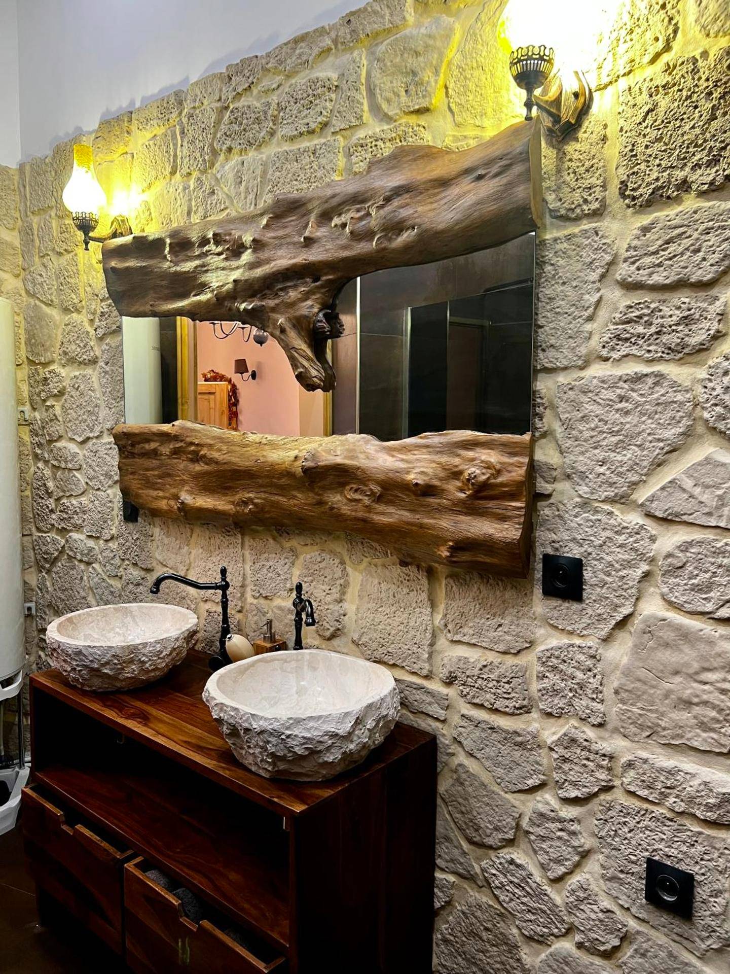 Double vasque en pierre et miroir en bois brut - Le secret d’Adam