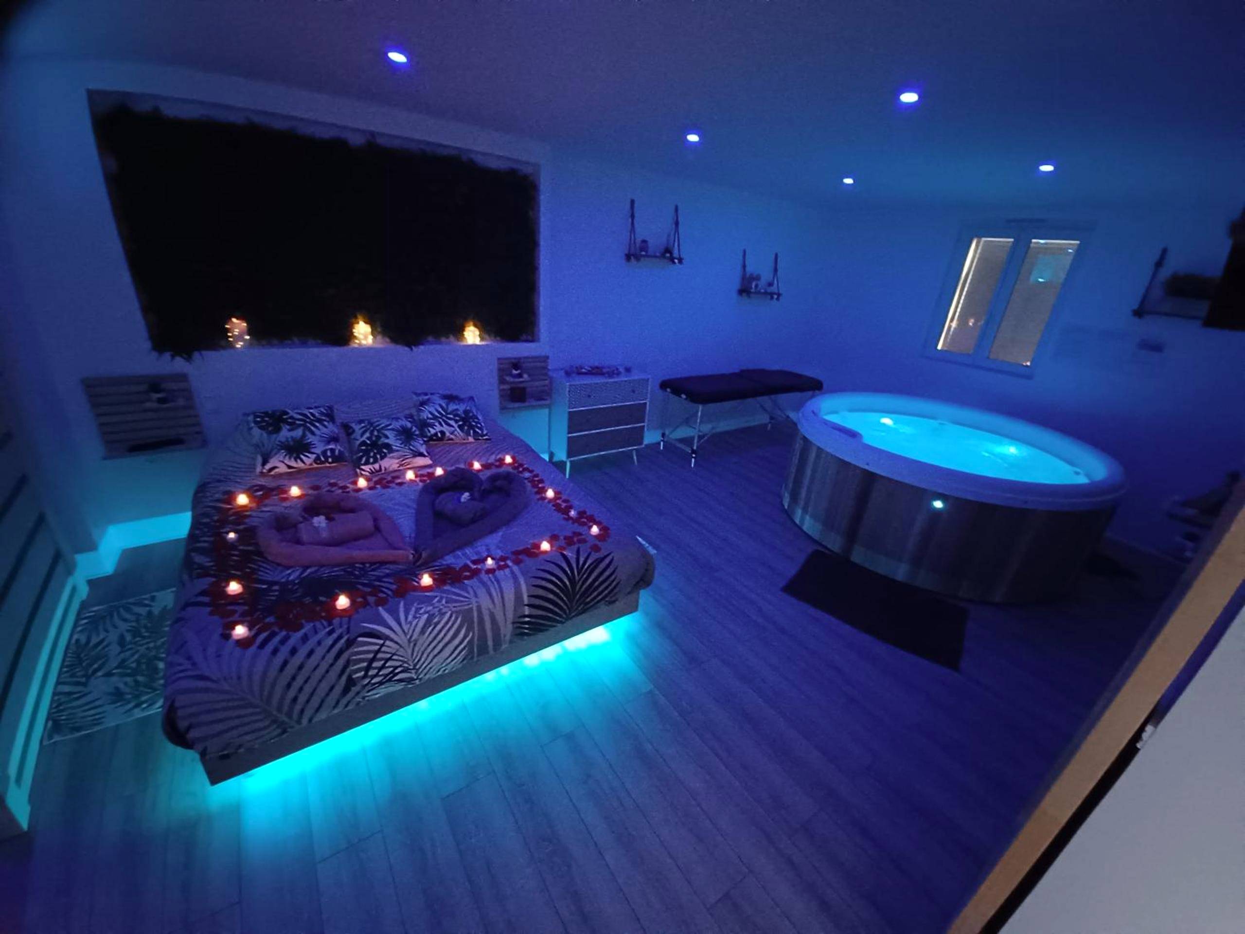 Chambre avec lit décoré et jacuzzi éclairé - Love Room Pouilly - sur - Serre - Gîte et SPA Au Secret Du Bonheur