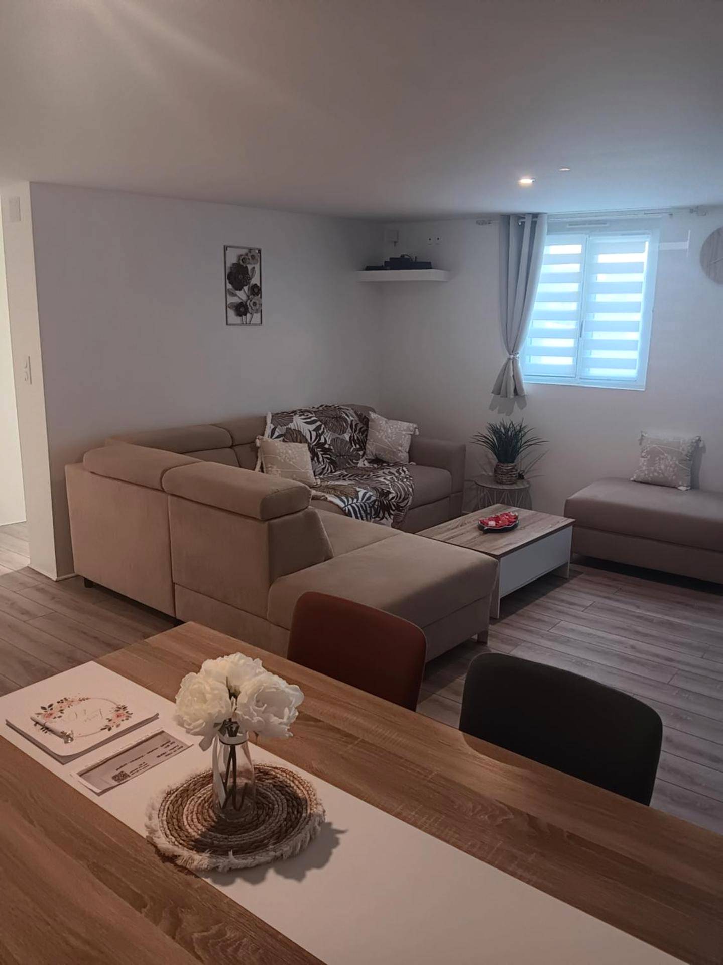 Salon avec canapé d'angle et table à manger - Gîte et SPA Au Secret Du Bonheur