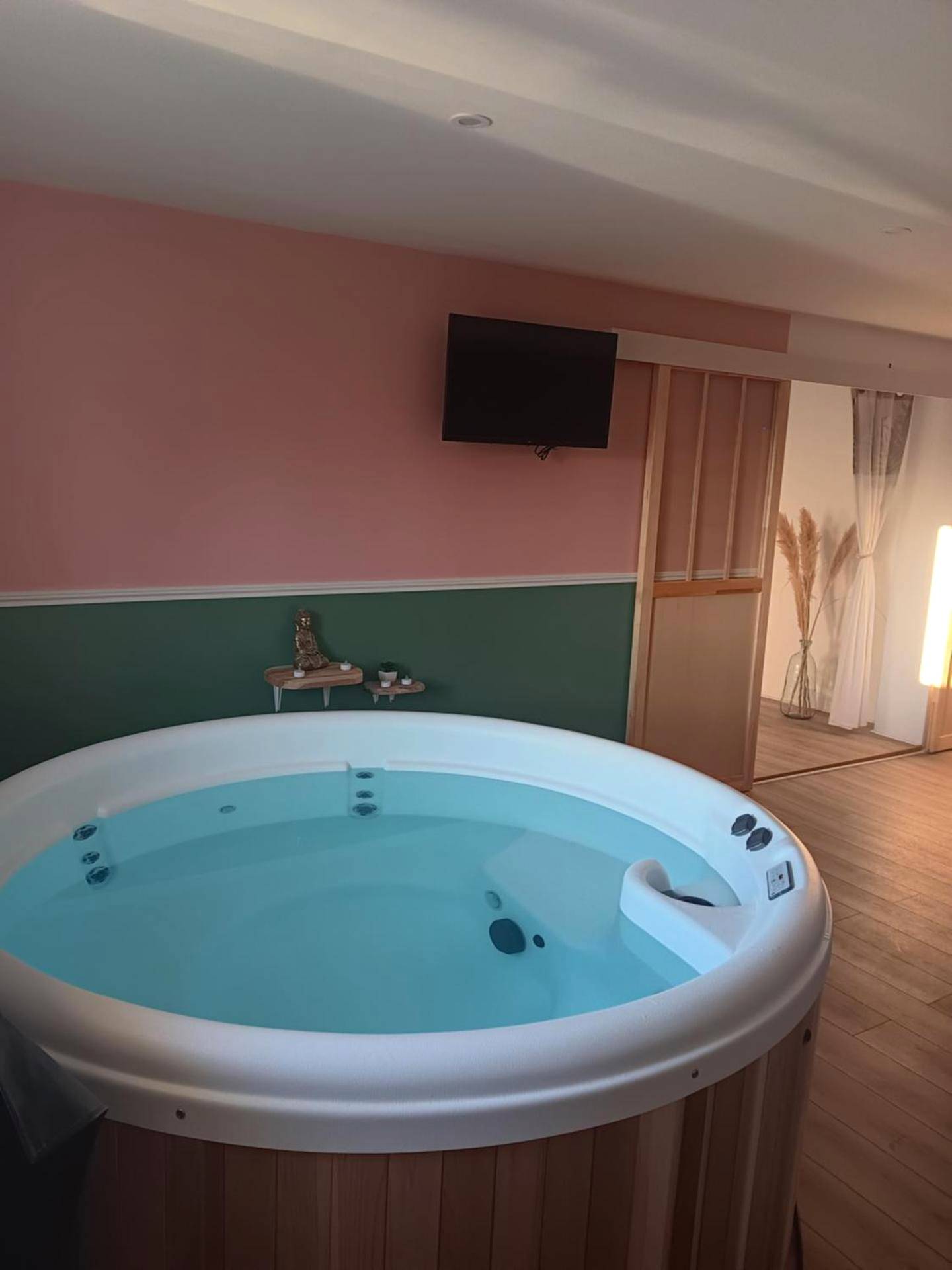 Jacuzzi rond intégré dans une pièce bicolore - Gîte et SPA Au Secret Du Bonheur