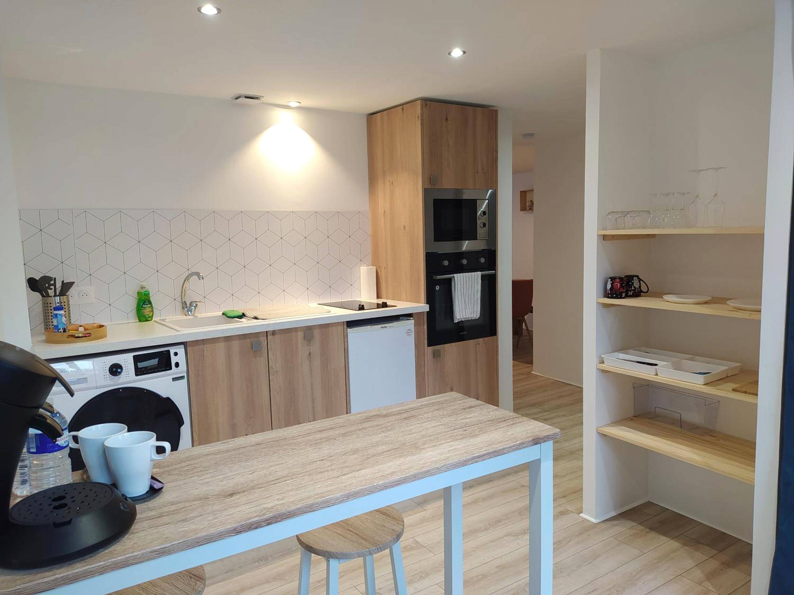 Cuisine équipée moderne avec mange - debout - Gîte et SPA Au Secret Du Bonheur