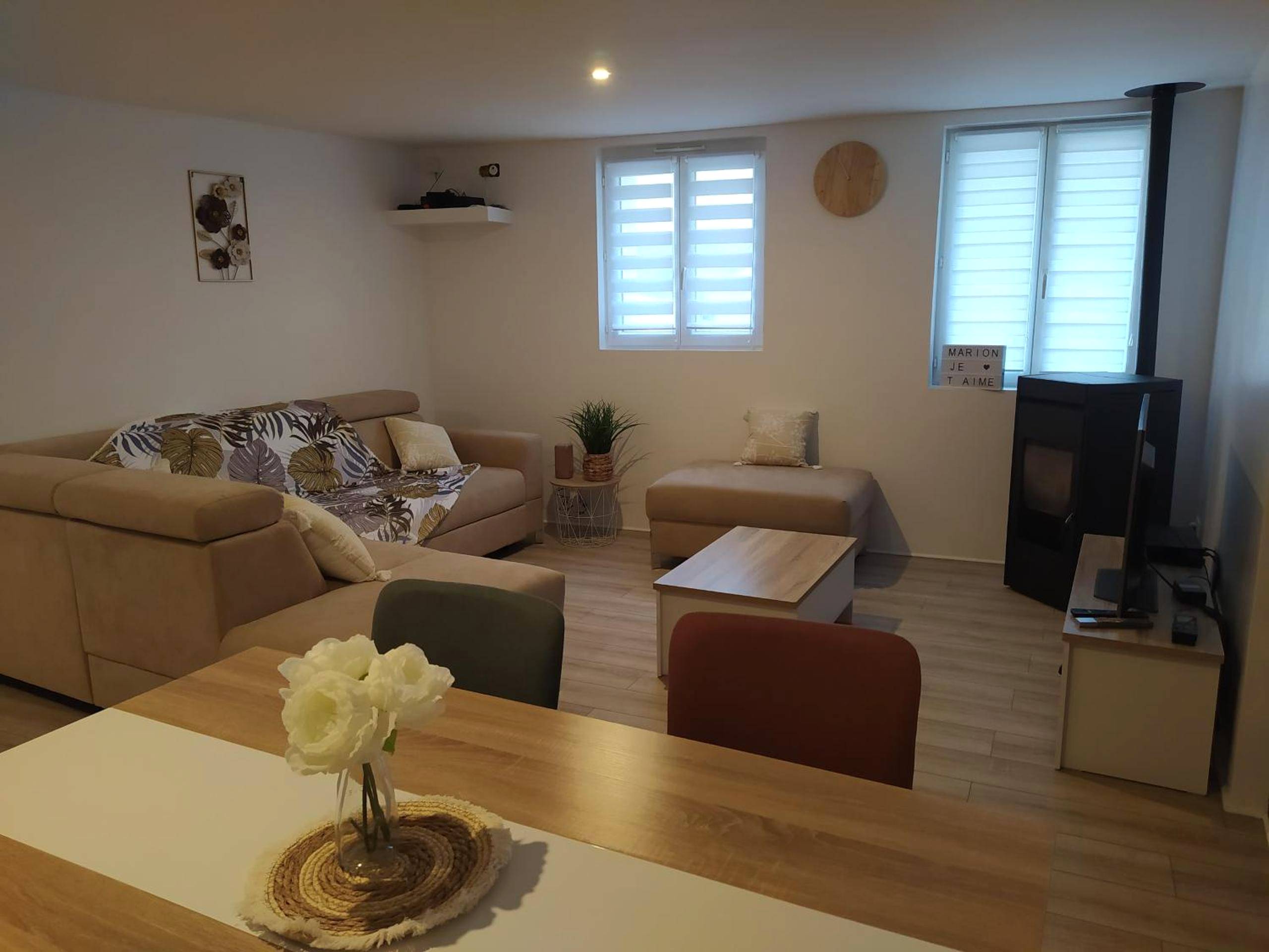 Espace séjour avec poêle à granulés et canapé - Gîte et SPA Au Secret Du Bonheur