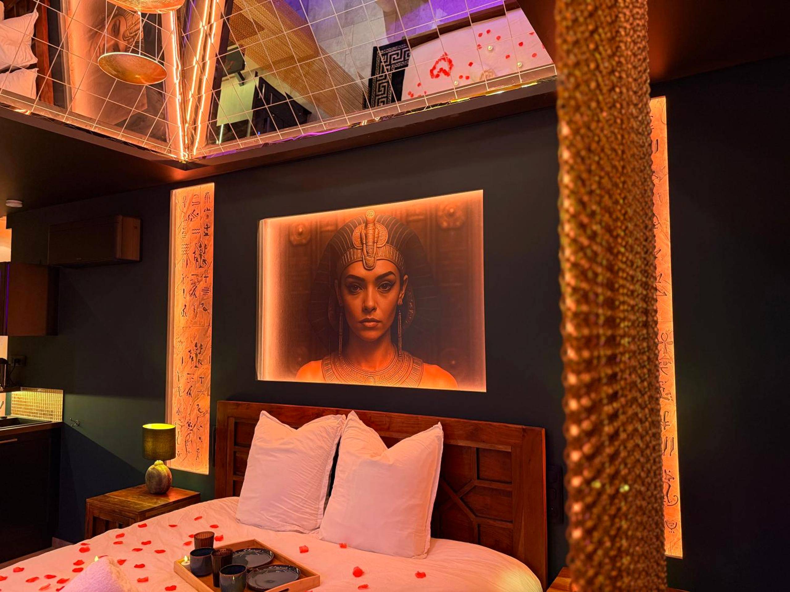 Vue interieure - Le Secret de Cléopâtre, Suite de Luxe avec Jacuzzi et Pièce Secrète