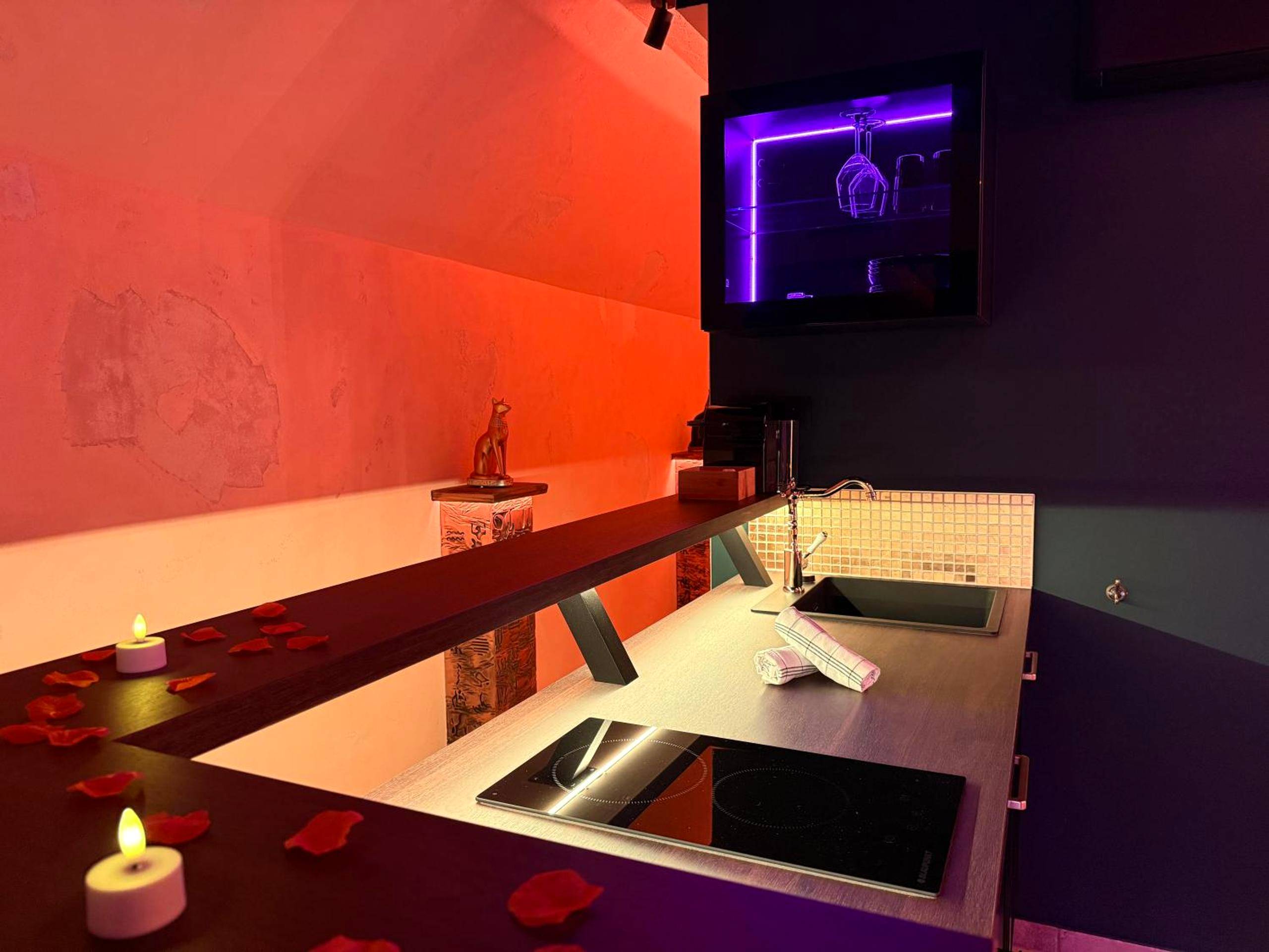 Photo du logement - Le Secret de Cléopâtre, Suite de Luxe avec Jacuzzi et Pièce Secrète