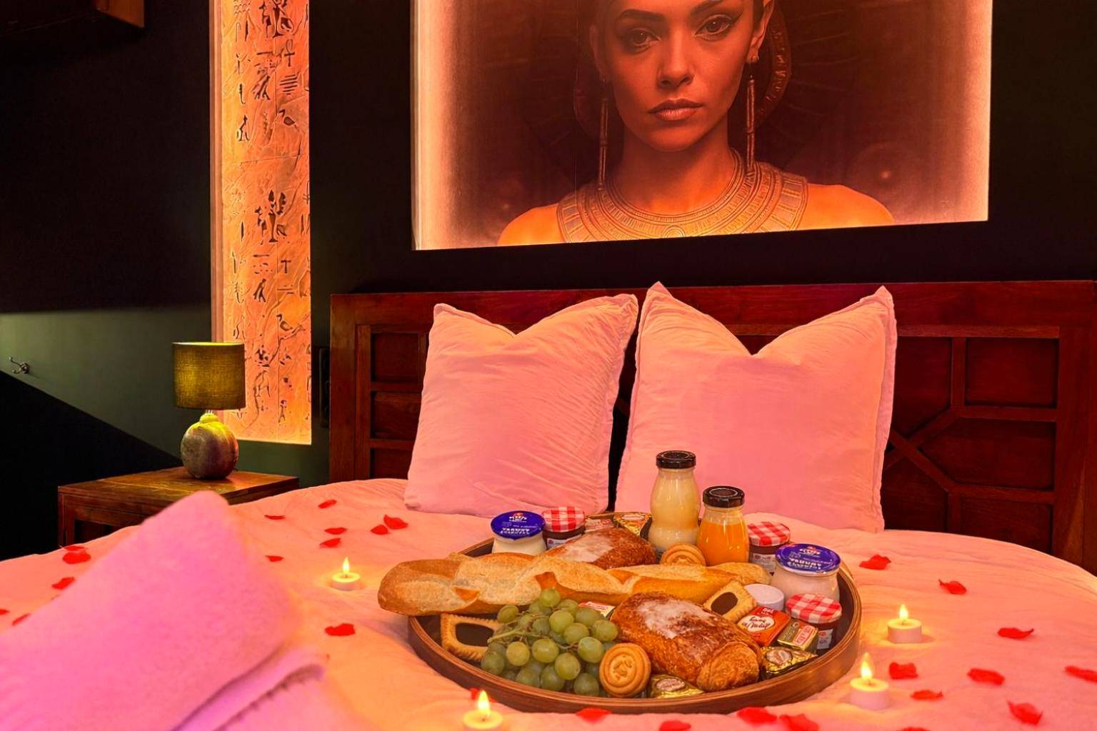 Detail du logement - Le Secret de Cléopâtre, Suite de Luxe avec Jacuzzi et Pièce Secrète