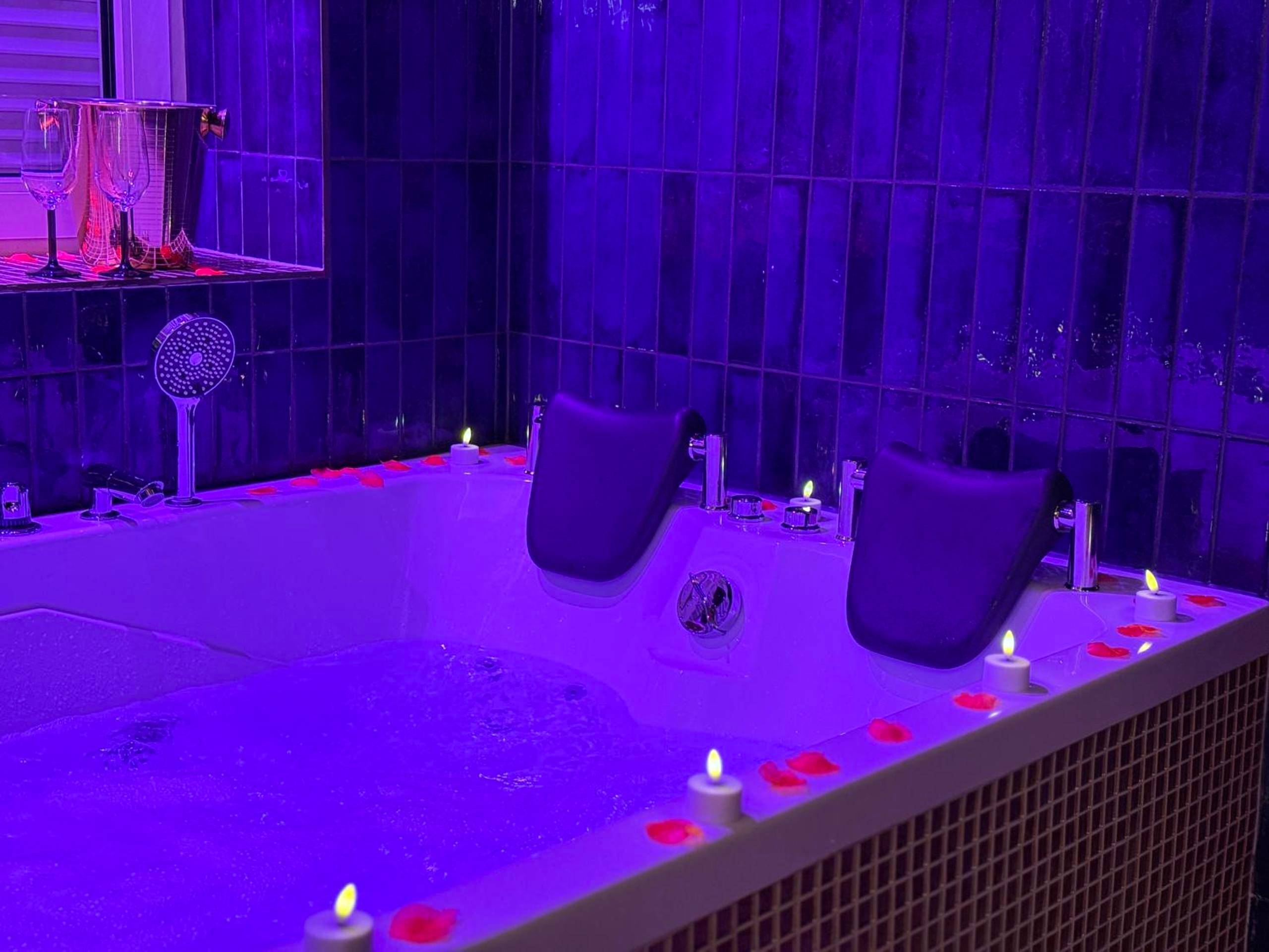 Photo du logement - Le Secret de Cléopâtre, Suite de Luxe avec Jacuzzi et Pièce Secrète - Scheibenhard