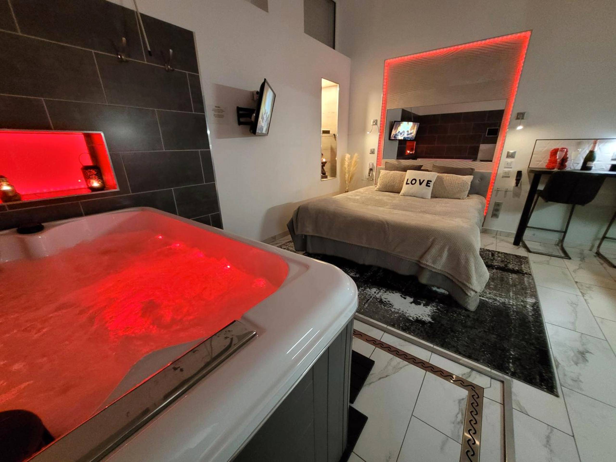 Jacuzzi privatif et lit avec coussin Love - Love Room Blois - Secret Love Jacuzzi ou Midnight Spa