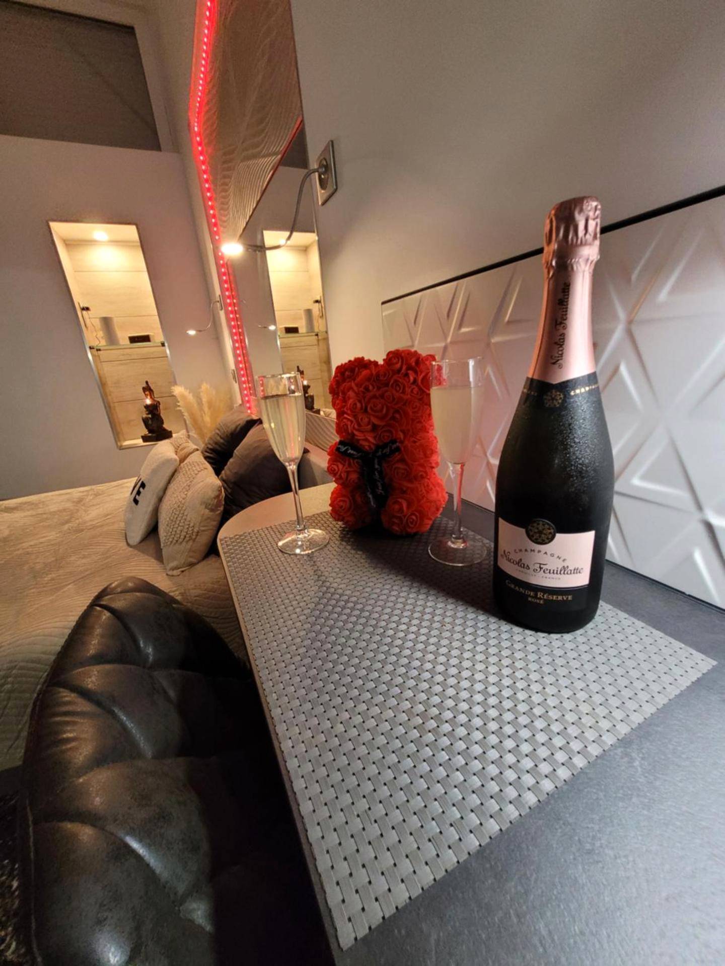 Bouteille de champagne et verres sur table - Secret Love Jacuzzi ou Midnight Spa