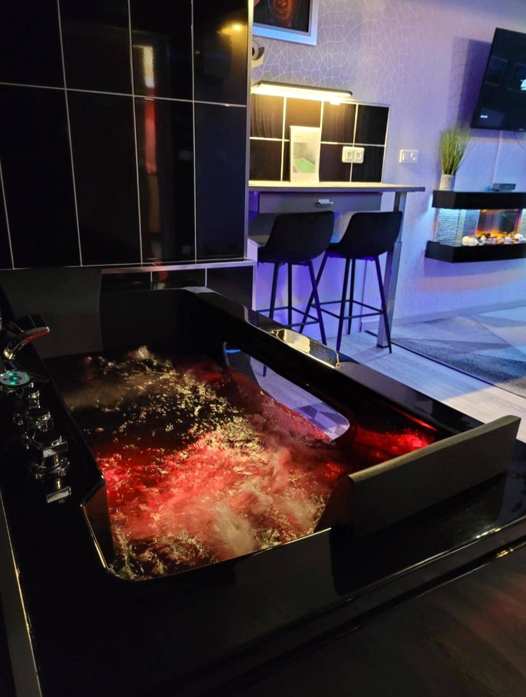 Baignoire balnéo noire avec éclairage rouge - Secret Love Jacuzzi ou Midnight Spa