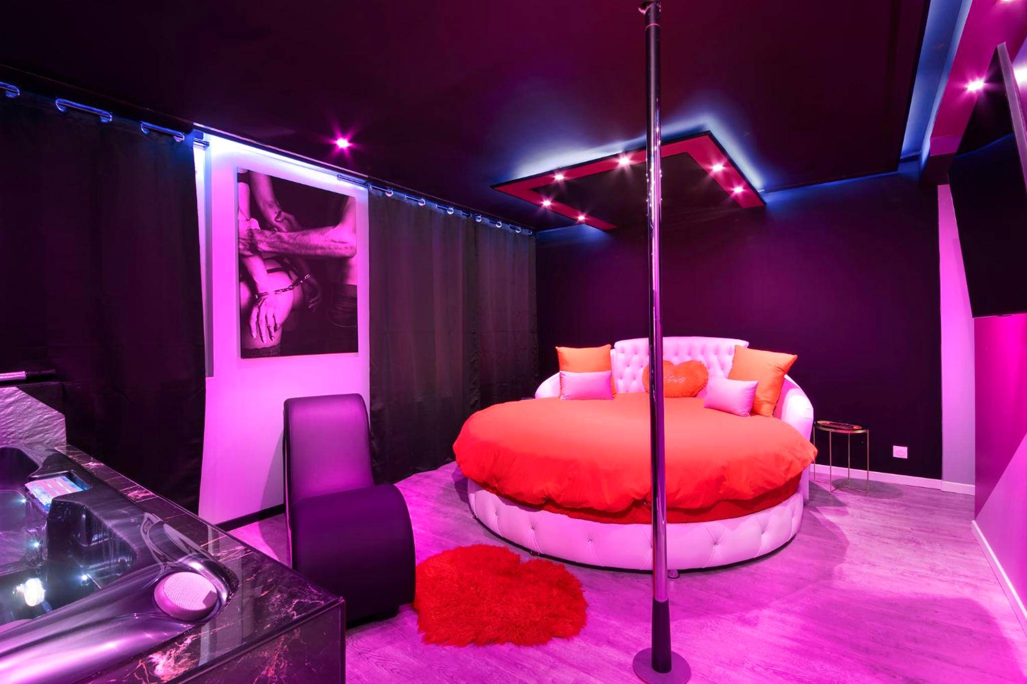 Lit rond rouge et barre de pole dance - Love Room Toulouse - Secret Night II