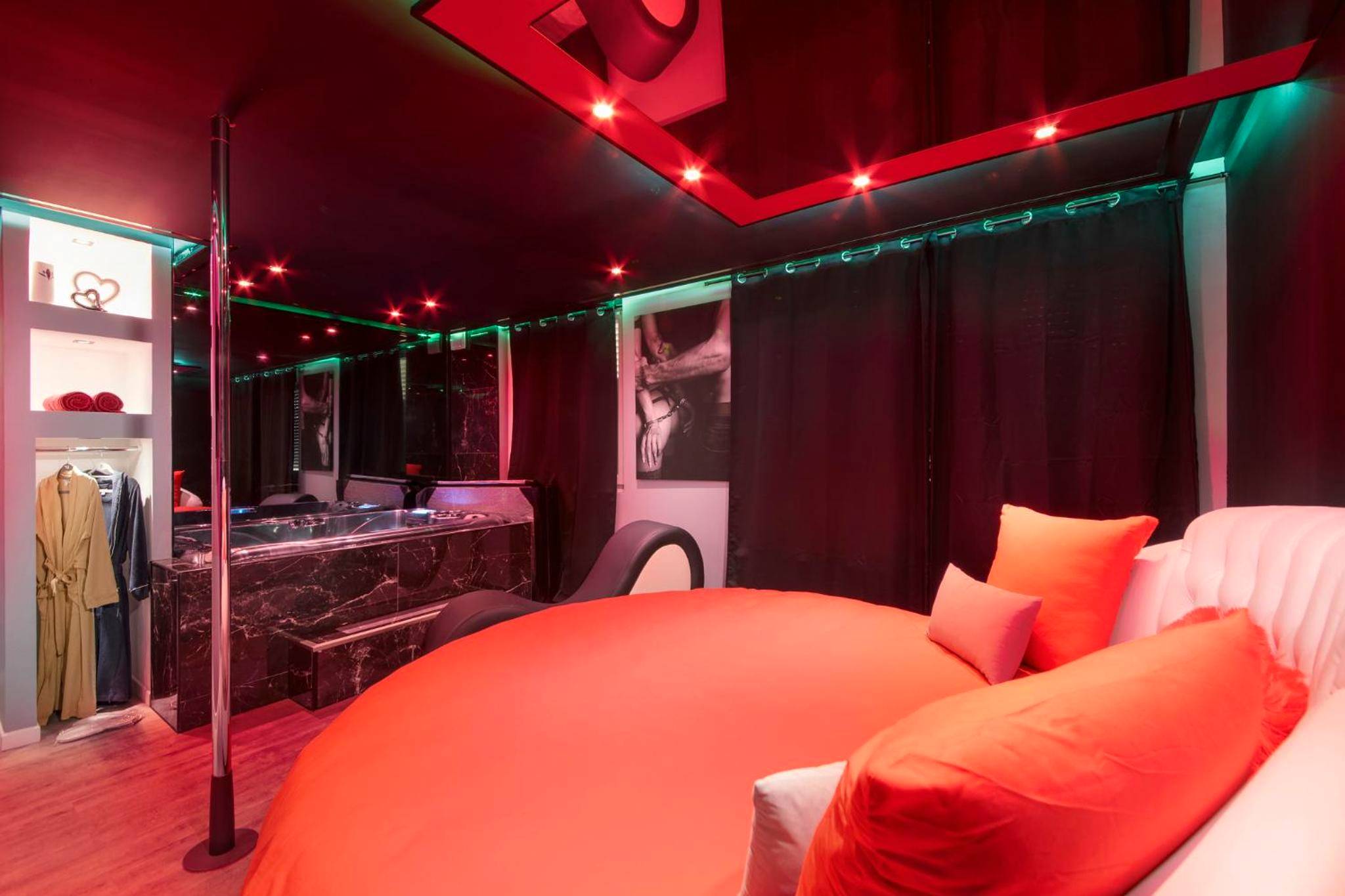 Chambre thématique avec lit rond et jacuzzi - Secret Night II