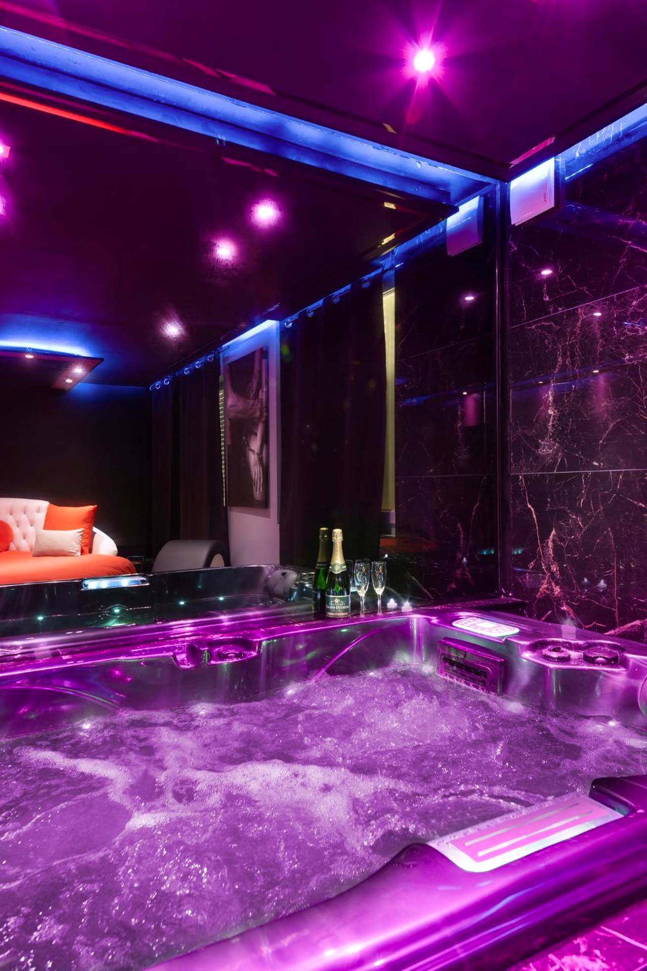 Jacuzzi privatif avec bulles et champagne - Secret Night II