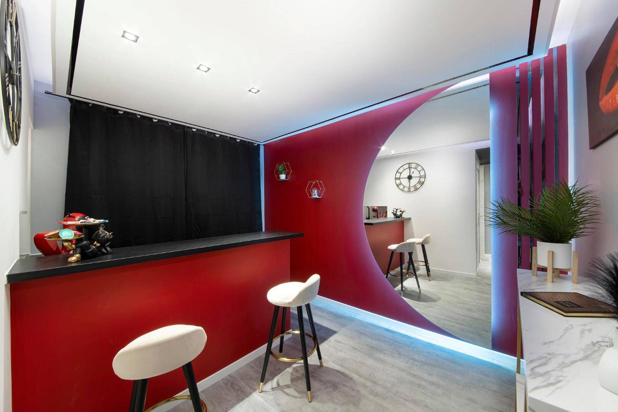 Coin bar rouge avec tabourets et grand miroir - Secret Night II