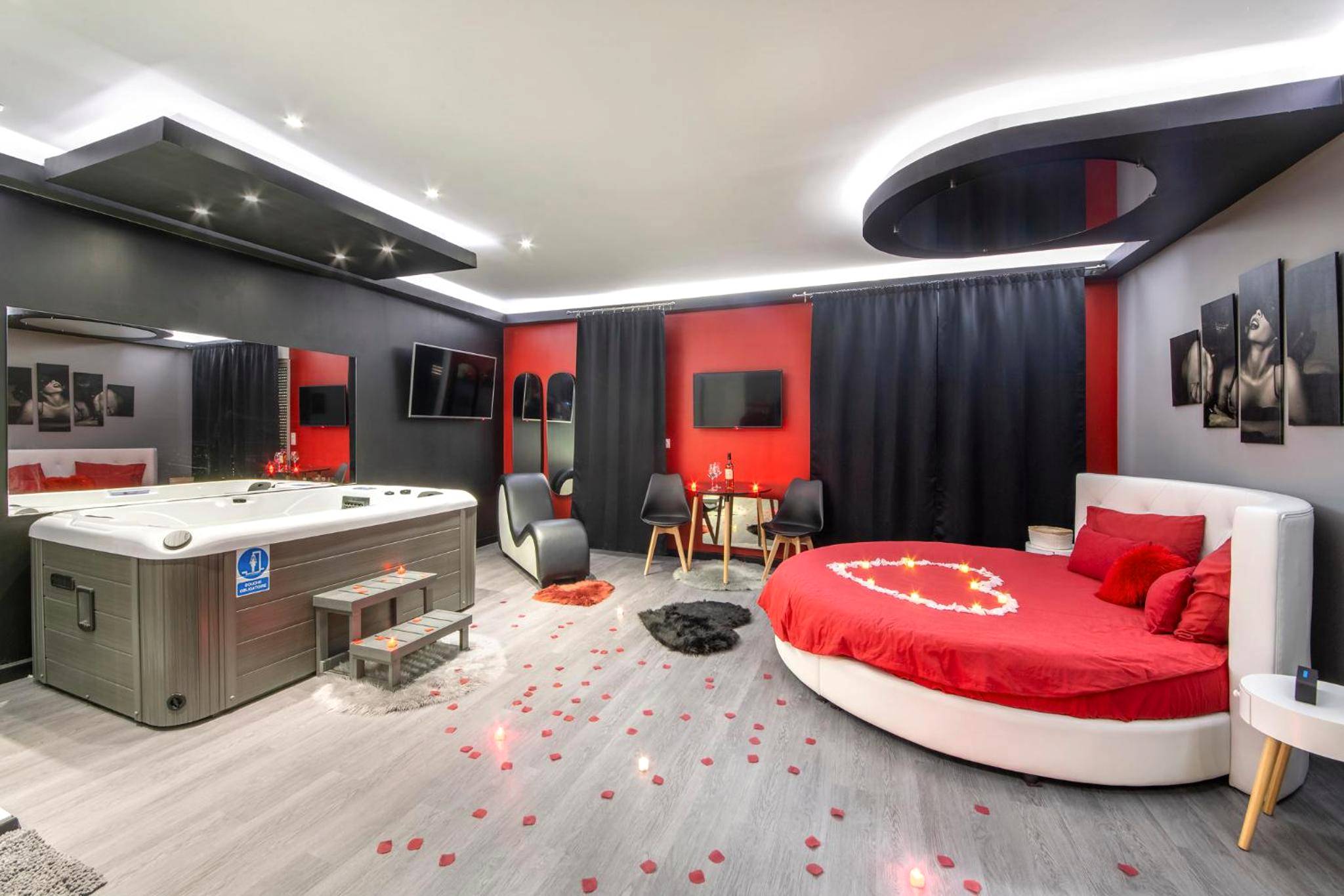 Lit rond avec cœur en pétales et jacuzzi - Love Room Toulouse - Secret Night