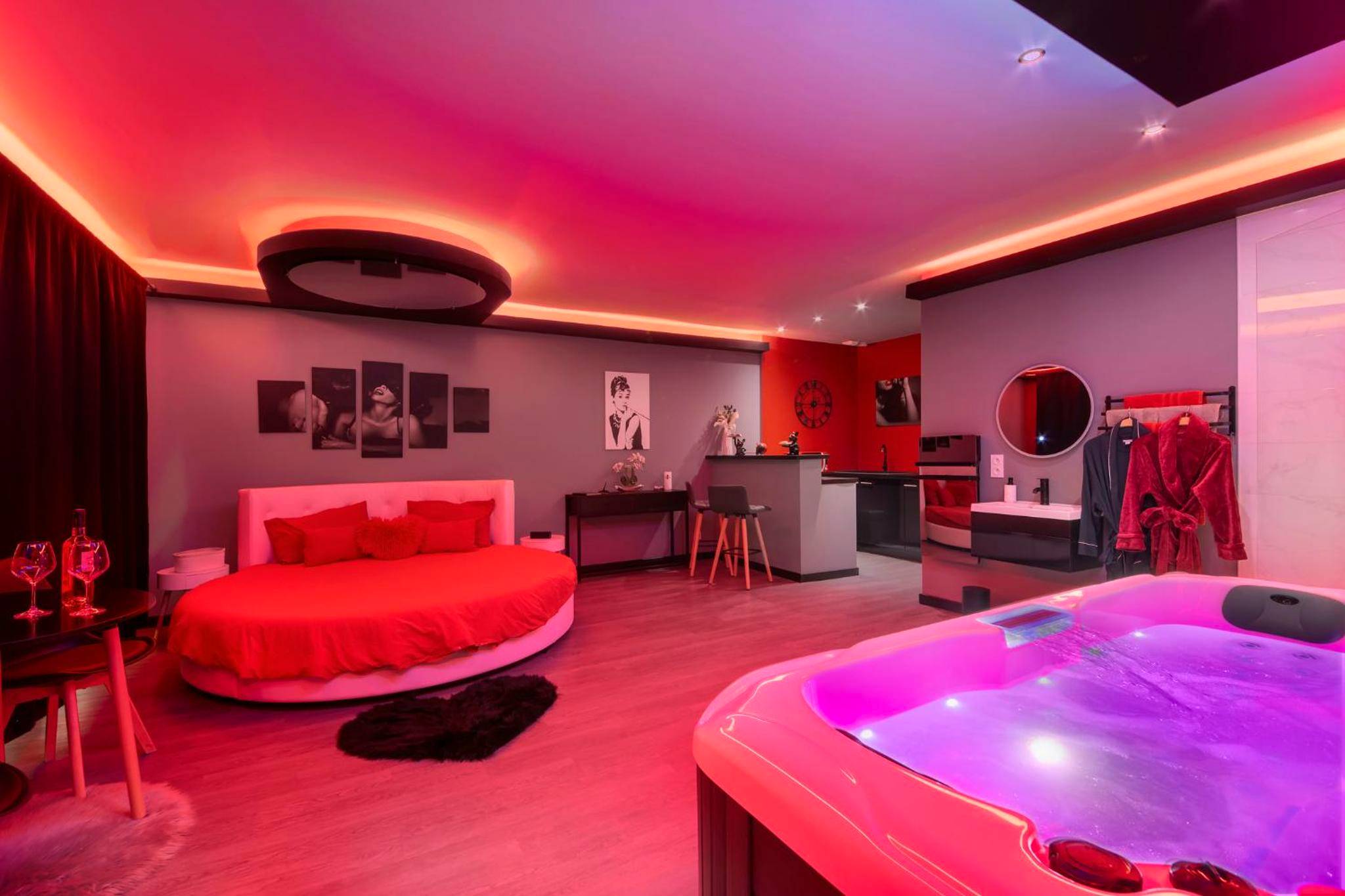 Jacuzzi privatif avec éclairage rose et violet - Secret Night