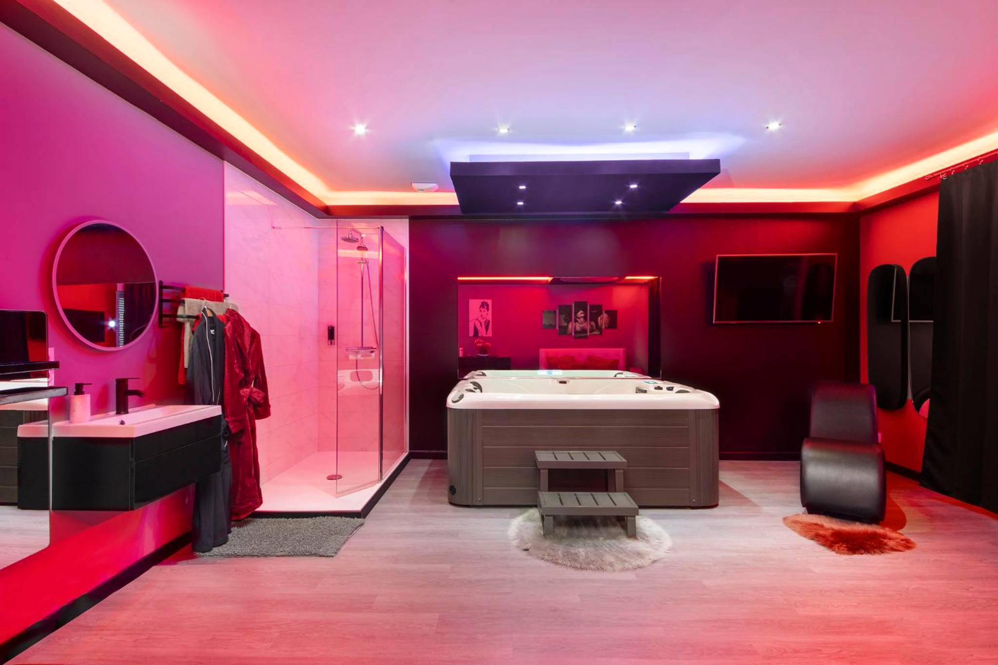 Espace bien - être avec douche et jacuzzi - Secret Night