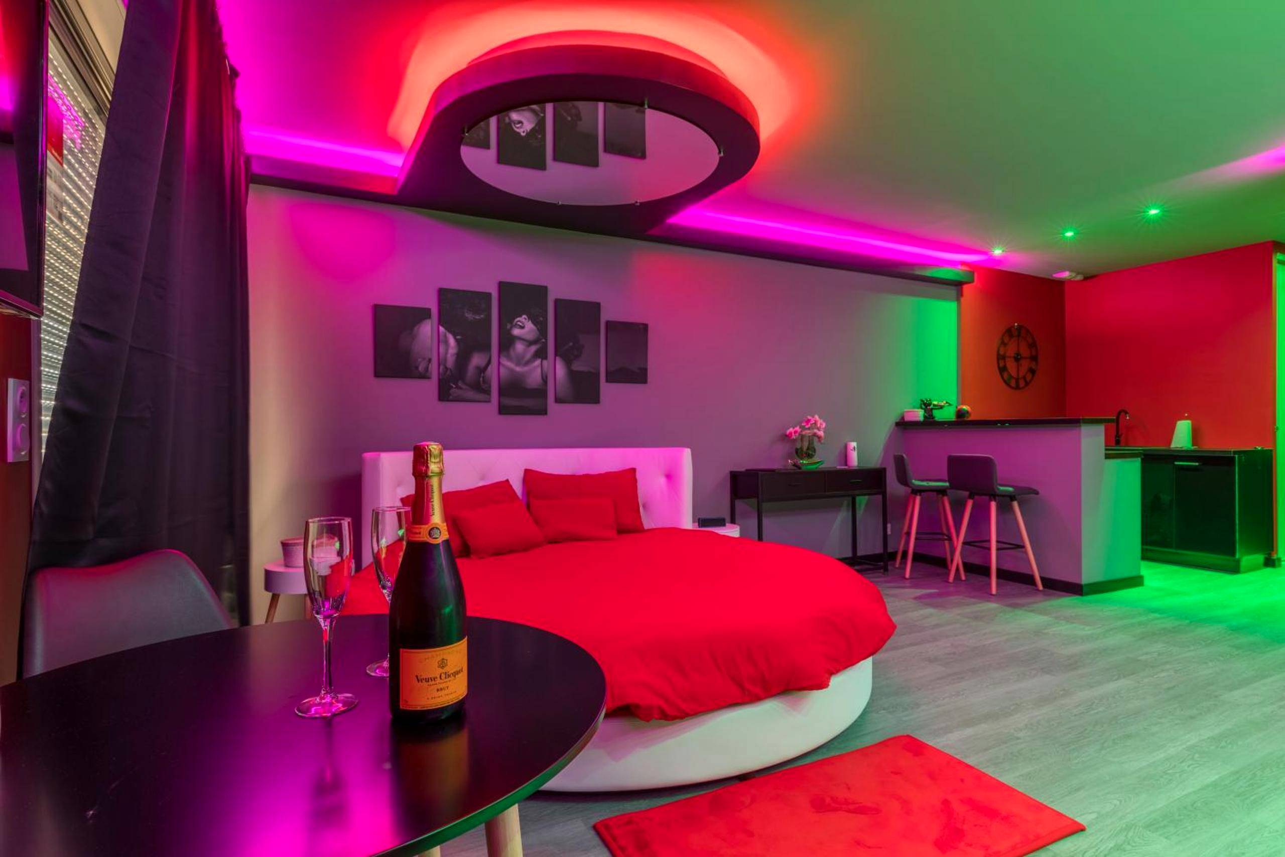 Lit rond rouge sous un miroir au plafond - Secret Night