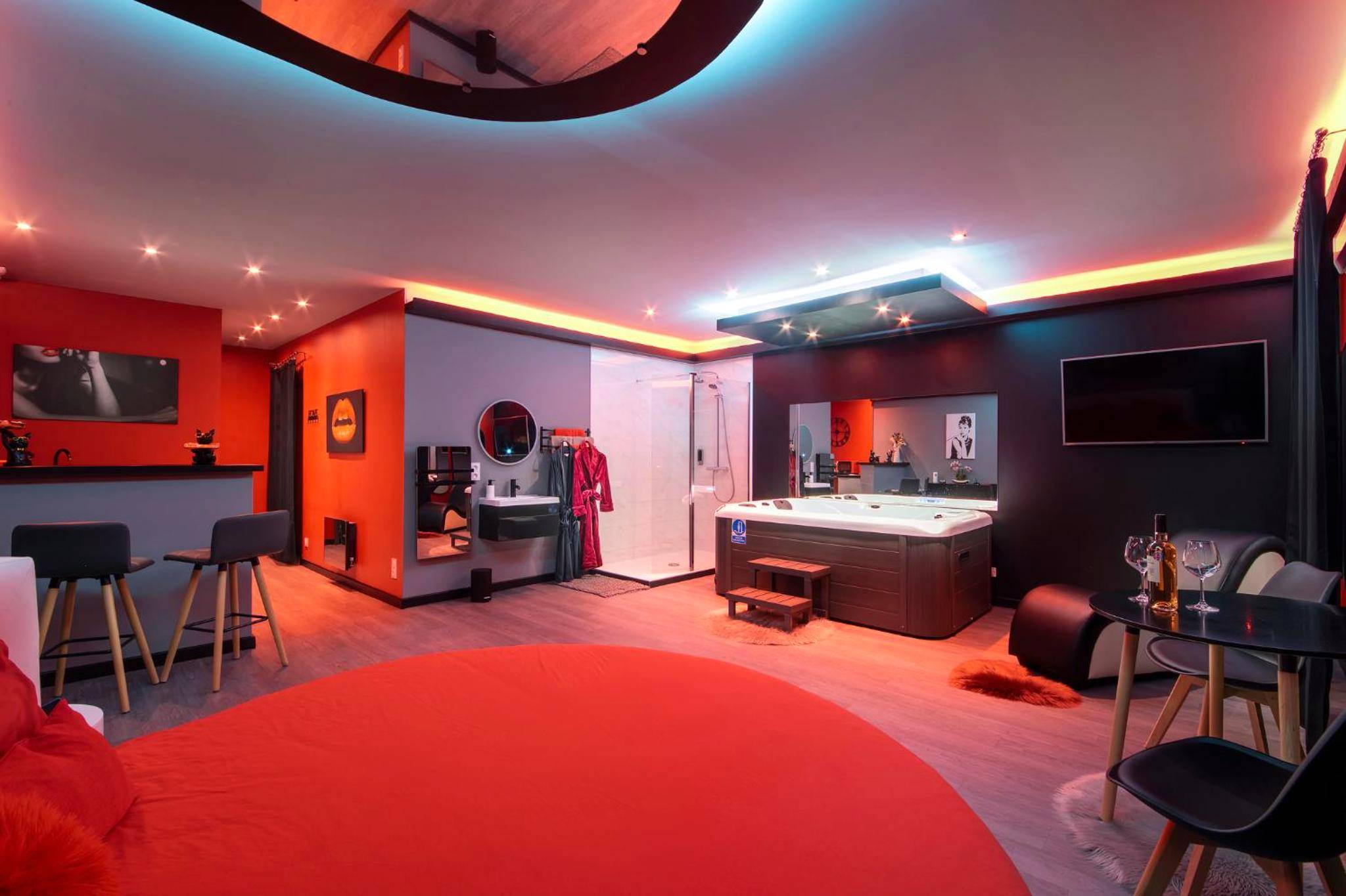 Vue d'ensemble avec lit rond et coin bar - Secret Night