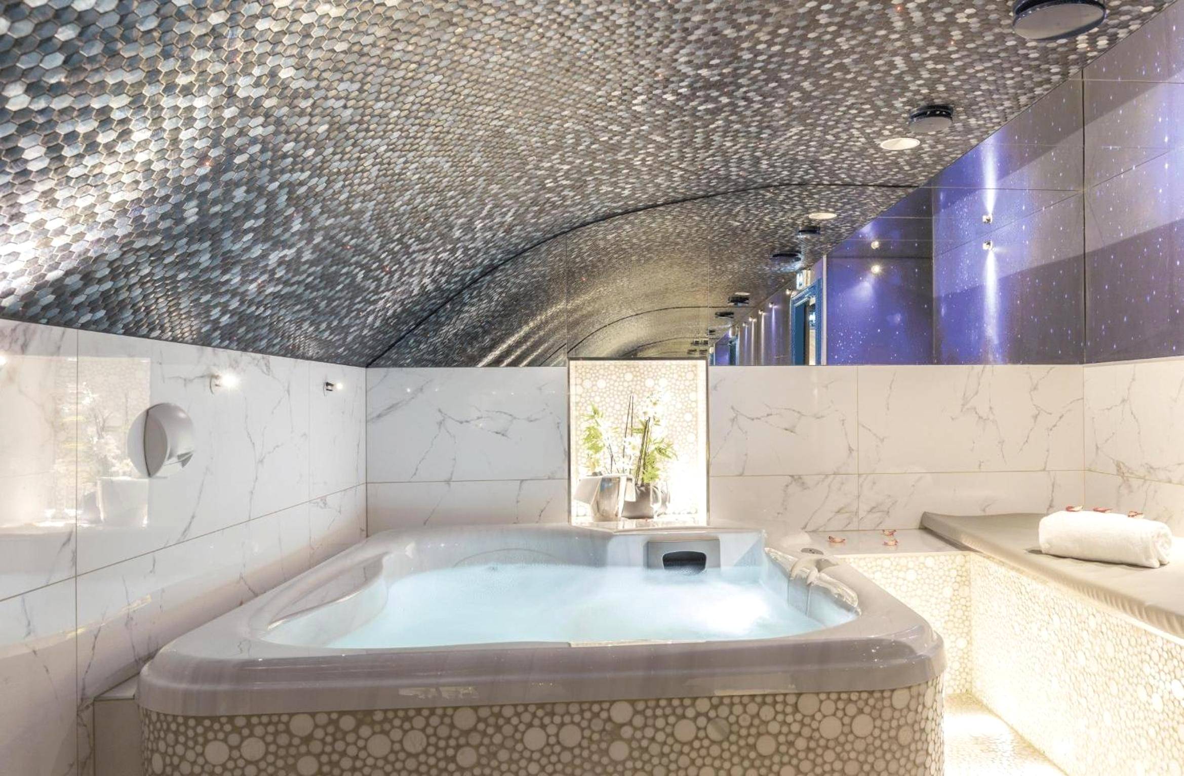Jacuzzi privatif sous plafond mosaïque - Love Room Paris - Secret de Paris - Hotel & Spa