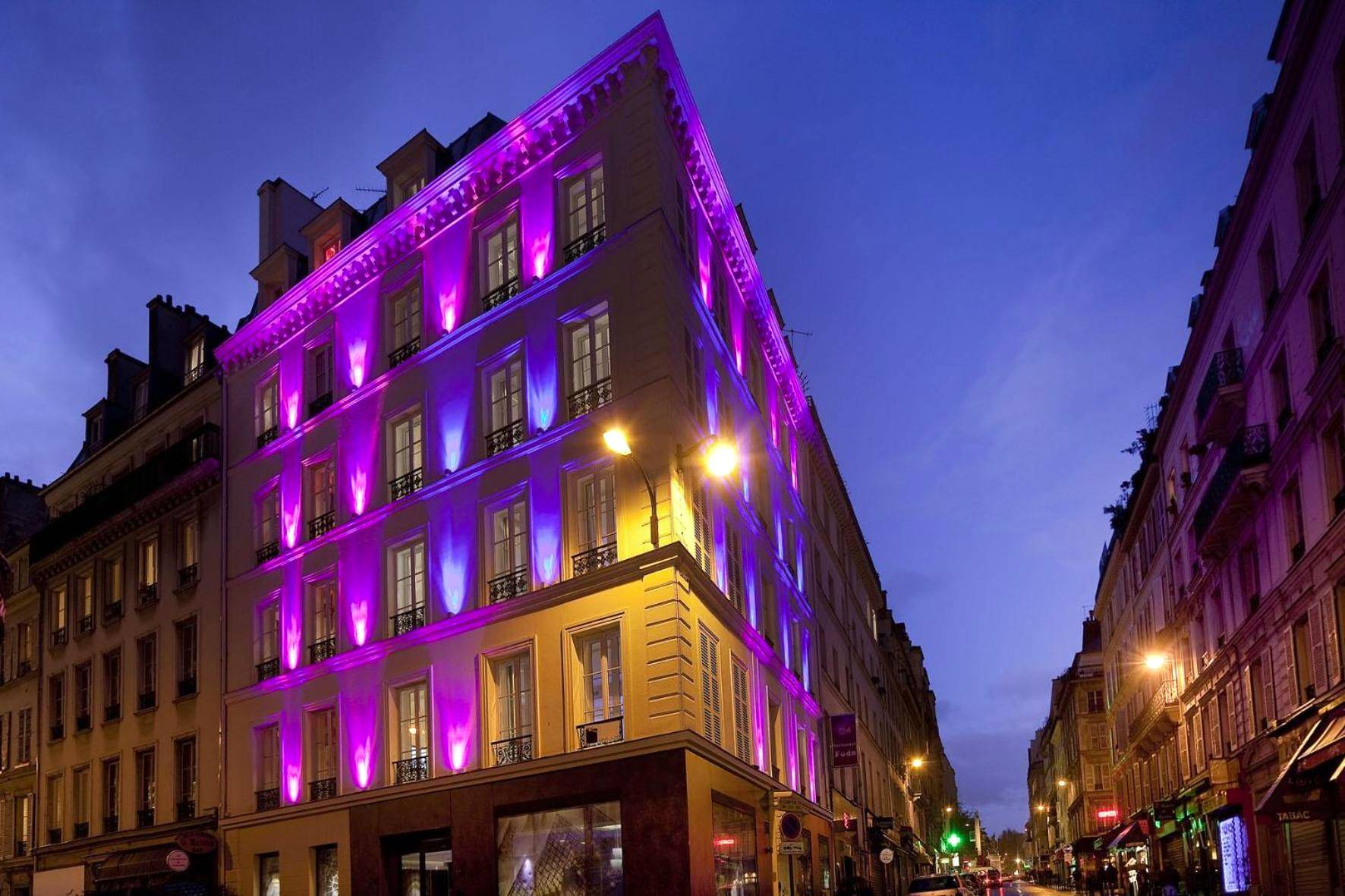 Façade d'immeuble avec éclairages violets - Secret de Paris - Hotel & Spa