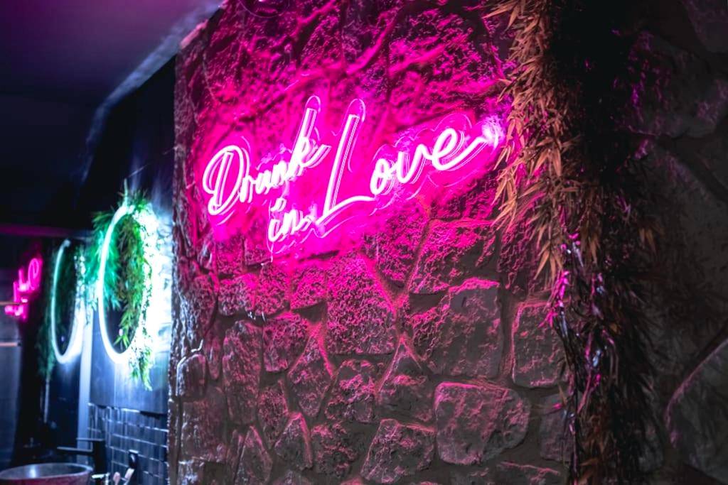 Néon rose Drunk in Love sur mur en pierre - Love Room Narbonne - Secret Room - Bonnie & Clyde