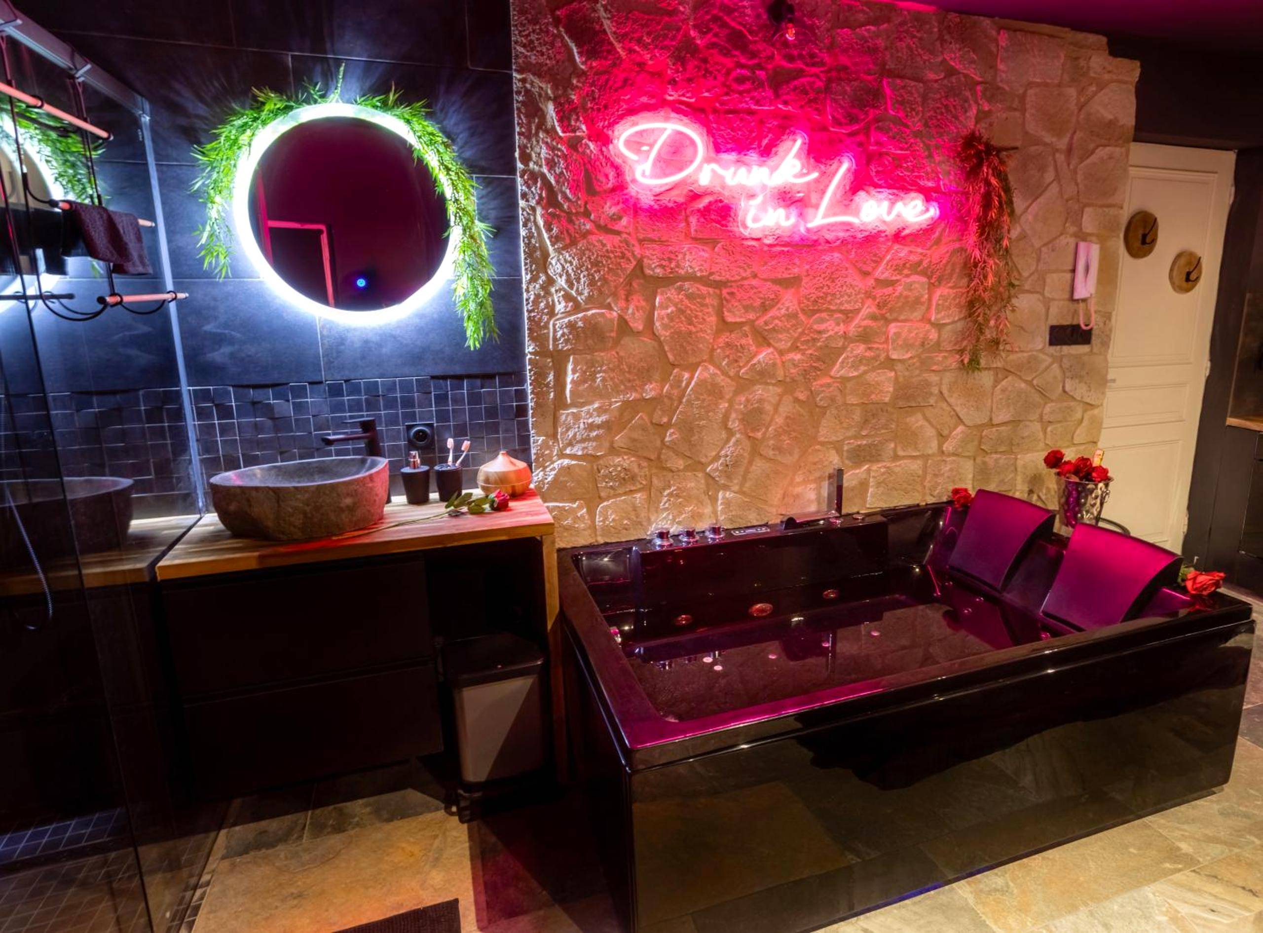 Baignoire balnéo noire et vasque en pierre - Secret Room - Bonnie & Clyde